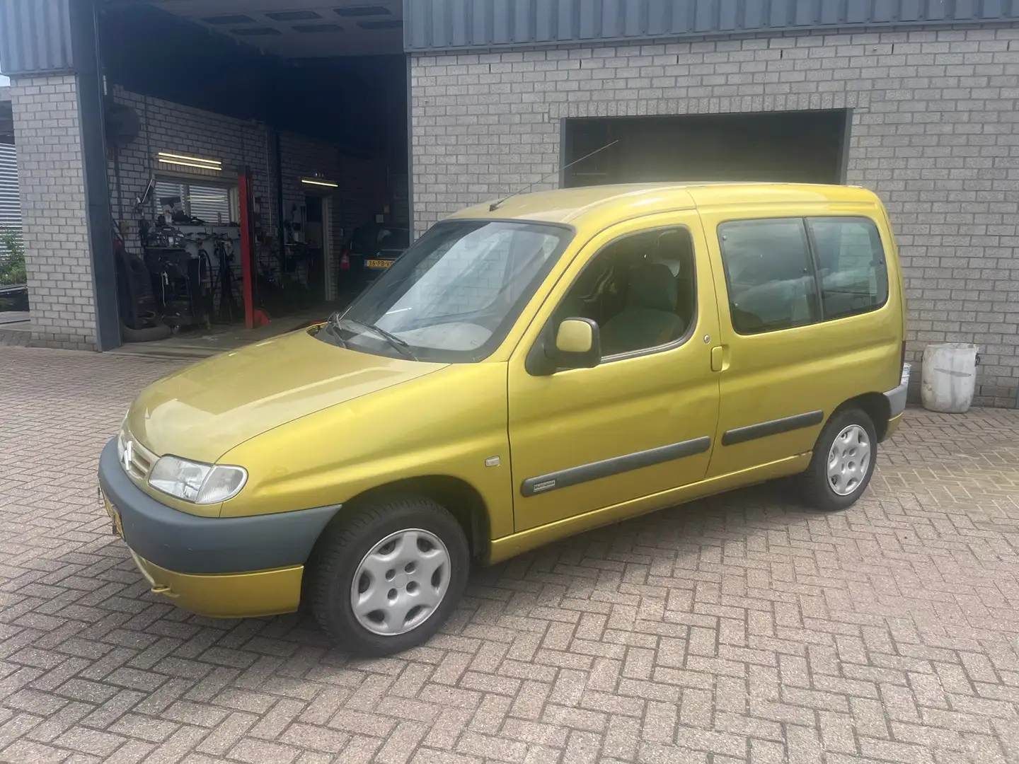 Citroen Berlingo 1.8i Multispace benzine apk tot 3-26 Geel - 1