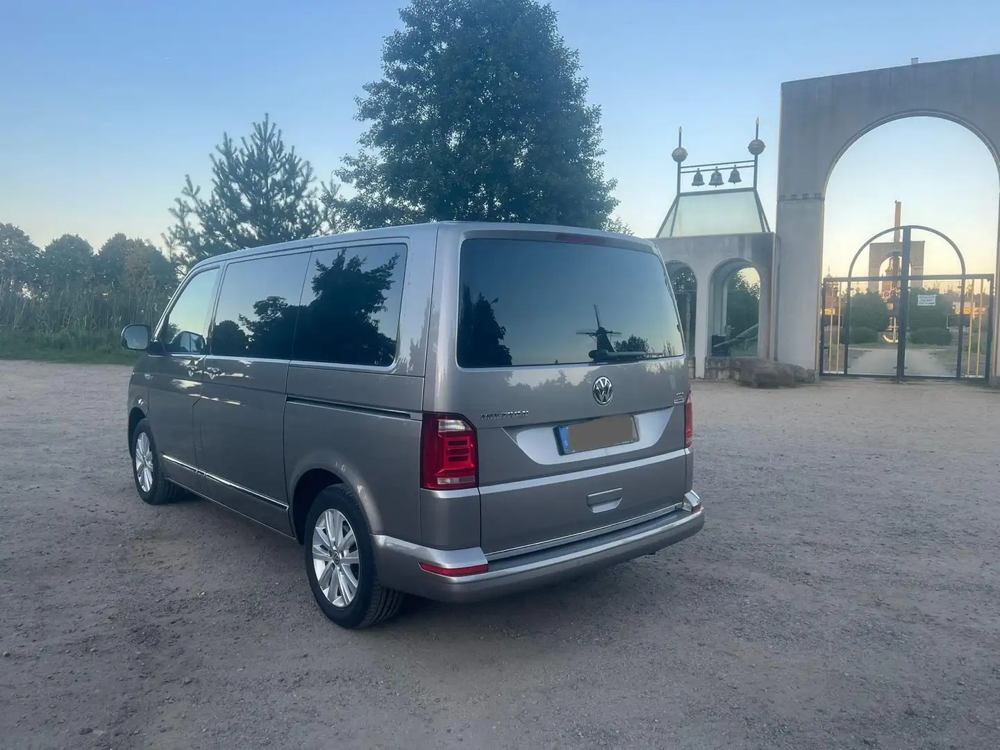 Volkswagen T6 Multivan DSG Kurz Highline Beige - 2