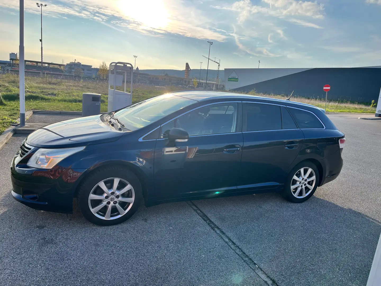 Toyota Avensis Avensis 2,0 D4-D 125 DPF Business Business Blau - 2