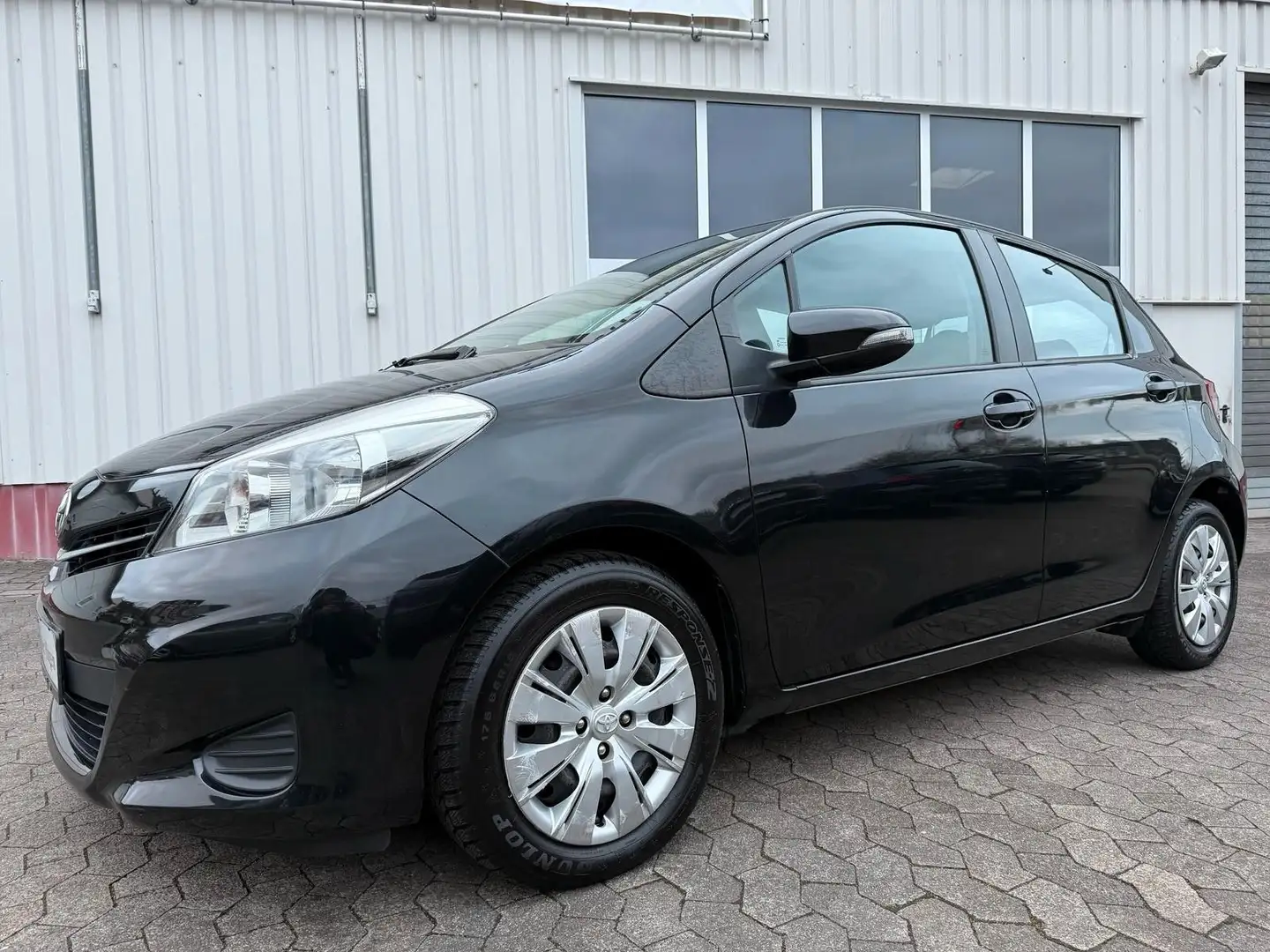 Toyota Yaris 1,33 VVT-I 73kW Life/Klima/Kamera/6-Gang Schwarz - 2