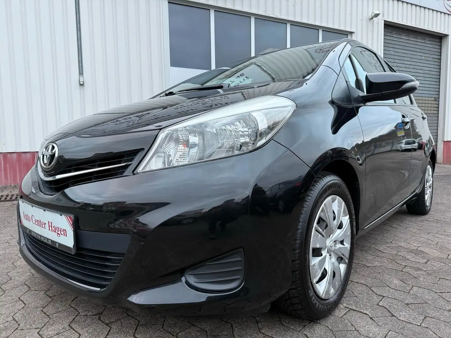 Toyota Yaris 1,33 VVT-I 73kW Life/Klima/Kamera/6-Gang Schwarz - 1
