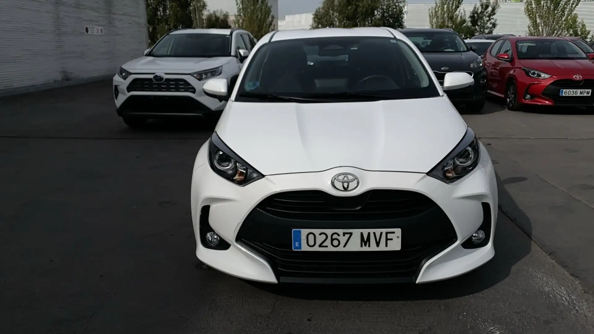 Toyota Yaris 120H 1.5 Active Plus Weiß - 1