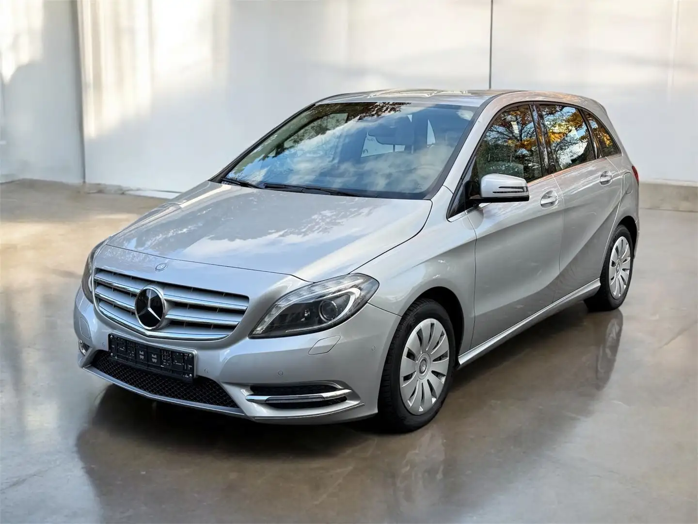 Mercedes-Benz B 200 Automatik BI-Xenon Navi LED AHK PDC EU6 Zilver - 1