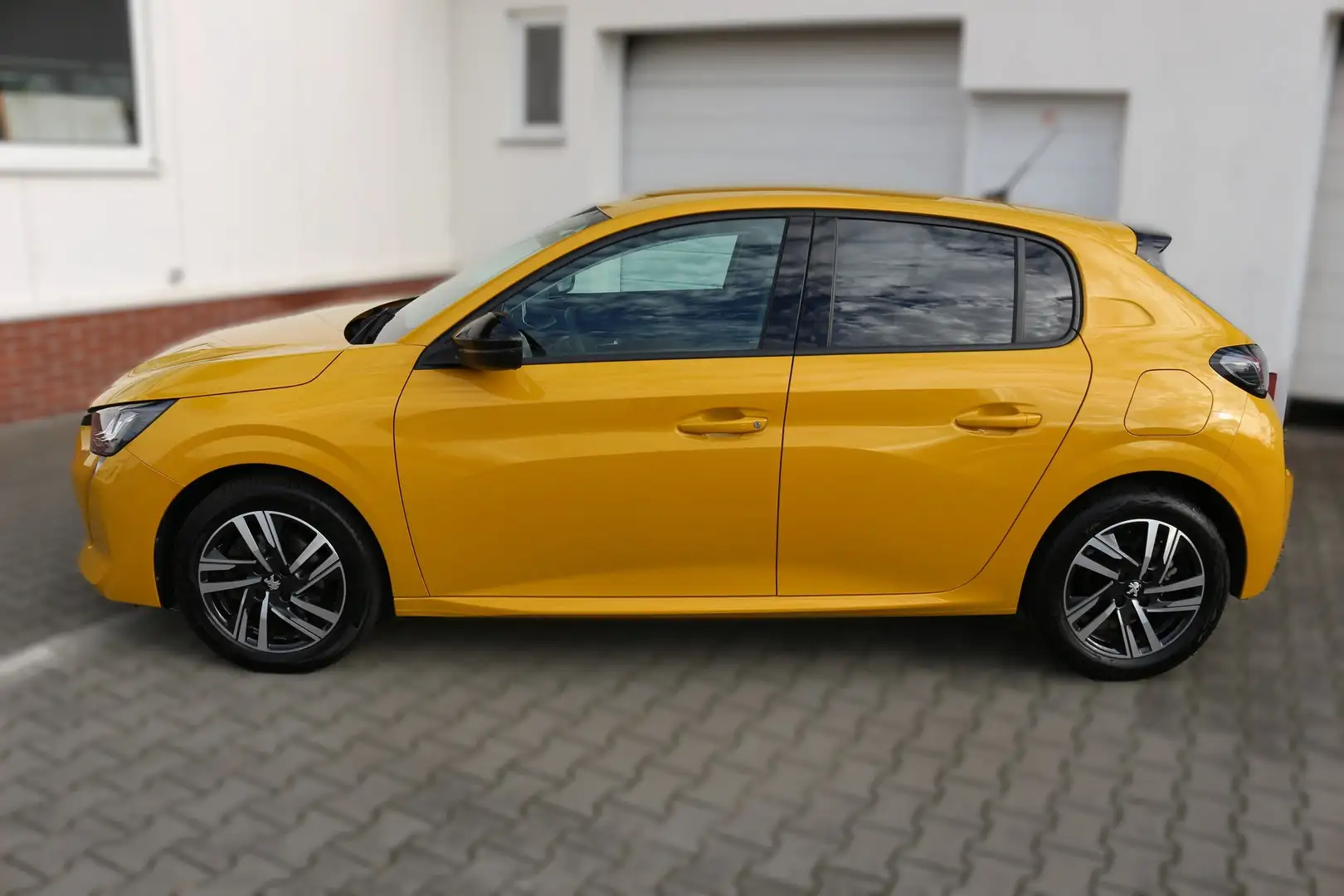 Peugeot 208 Allure mit Abstandstempomat und Sitzheizung Gelb - 2