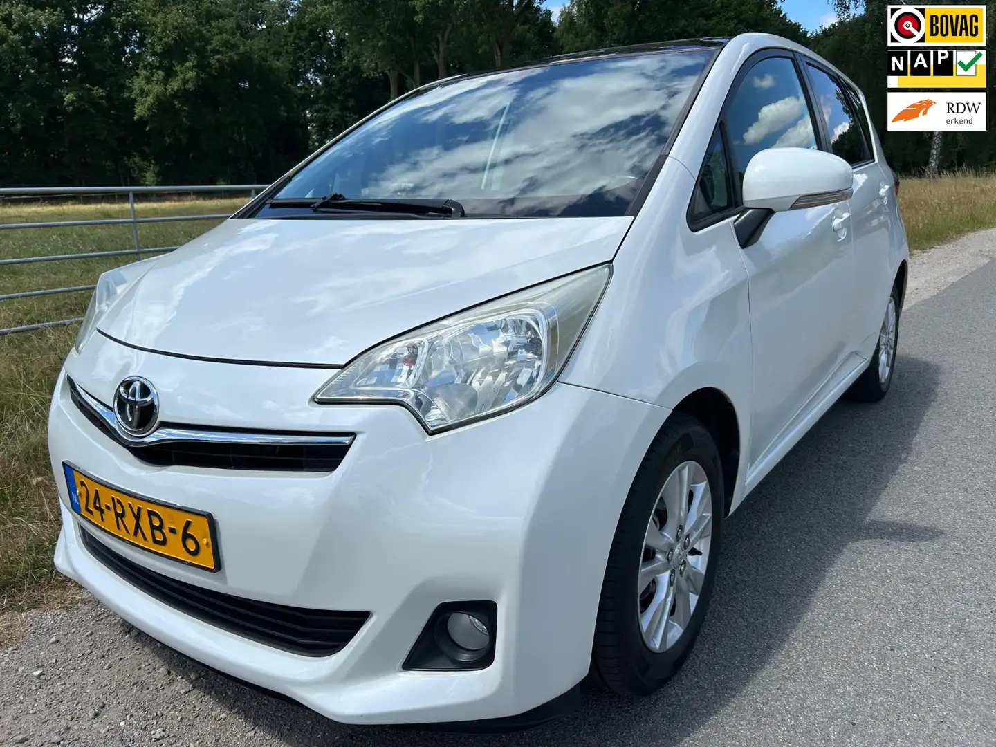 Toyota Verso-S 1.3 VVT-i Aspiration dealer ond. met trekhaak en p Blanco - 1