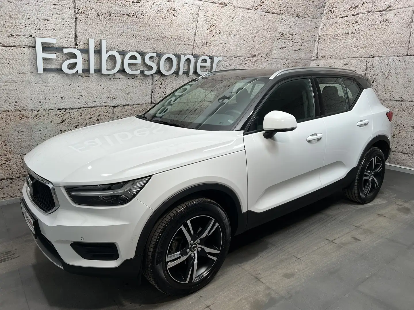 Volvo XC40 T3 Momentum Weiß - 1