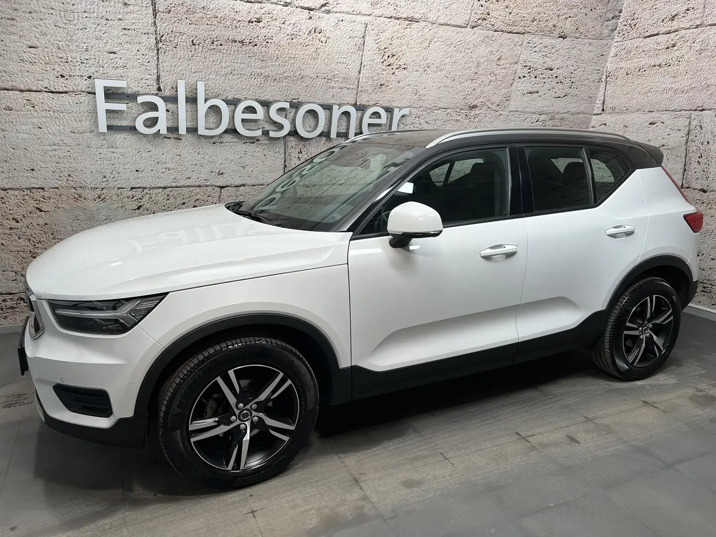 Volvo XC40 T3 Momentum Weiß - 2