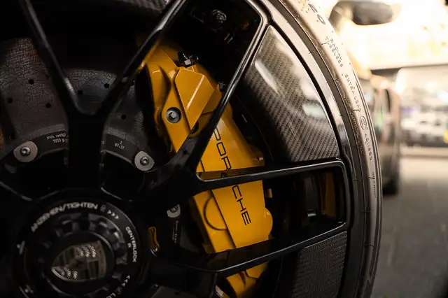 Porsche 911 view 7