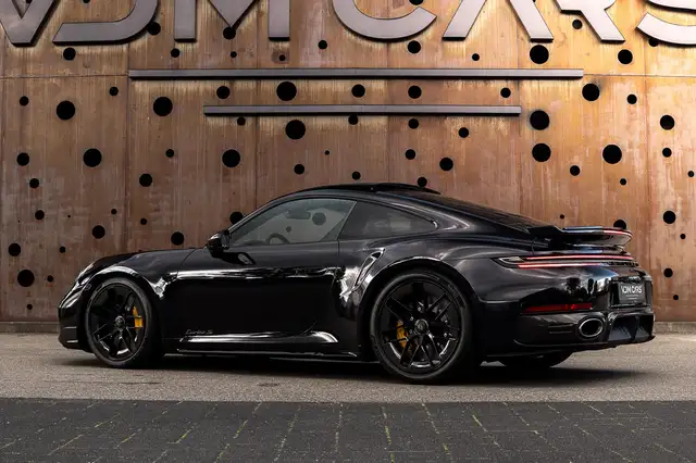 Porsche 911 view 4