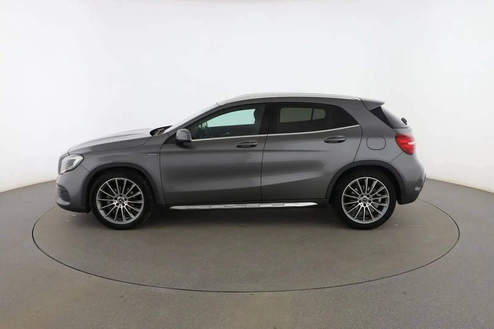 Mercedes-Benz GLA 180 Edition siva - 2