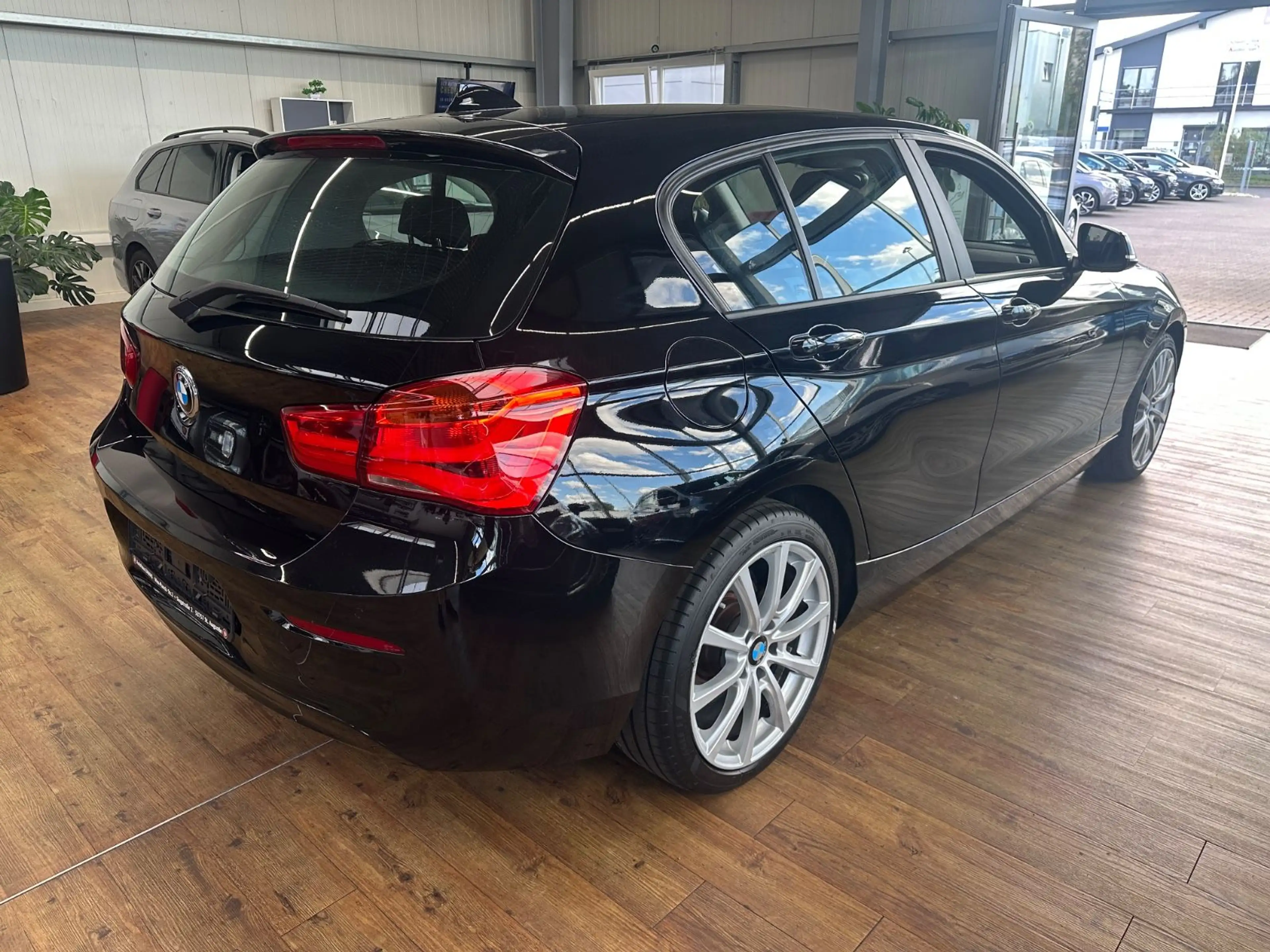 BMW 118 1 Limousine 5-trg. 118 i Advantage — photo 2