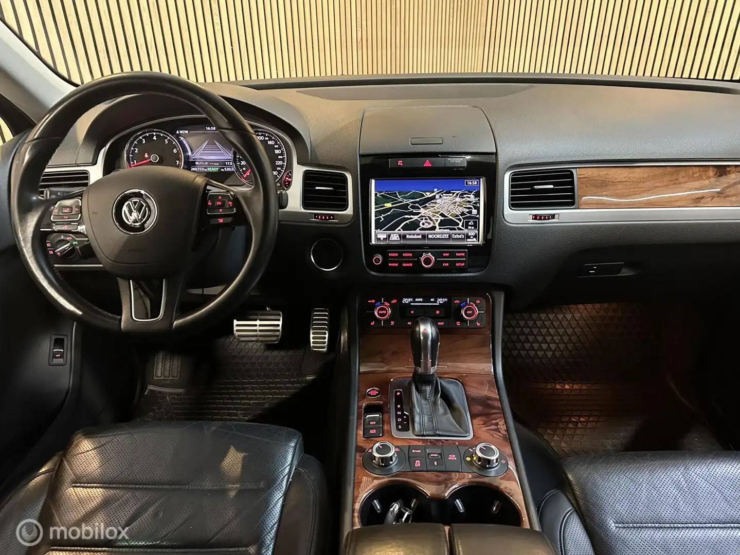Volkswagen Touareg 3.0 TSI Hybrid Highline ACC TREKH DYNAUD Grijs - 2