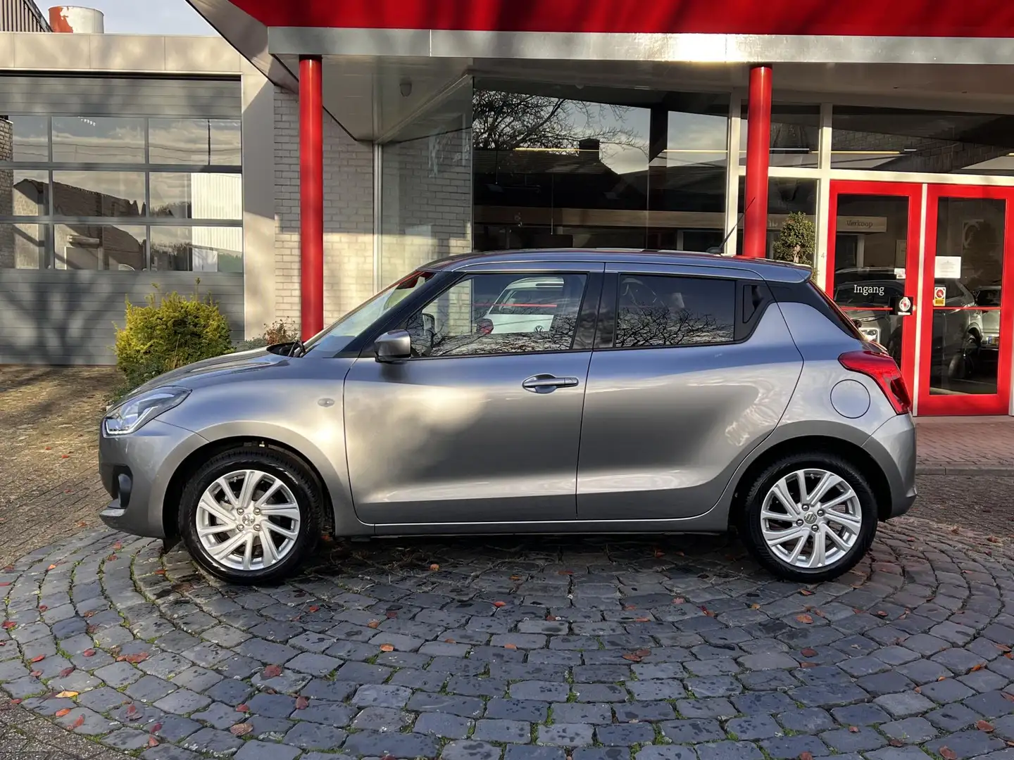 Suzuki Swift 1.2 Select Smart Hybrid | 16"LMV | Carplay | Stoel Grau - 2