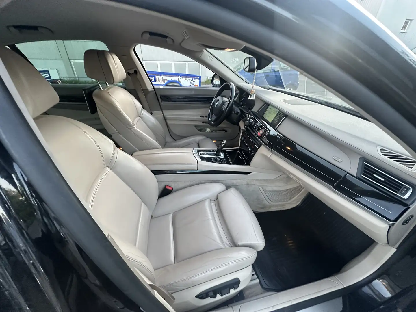 BMW 750 750i xDrive Negro - 2