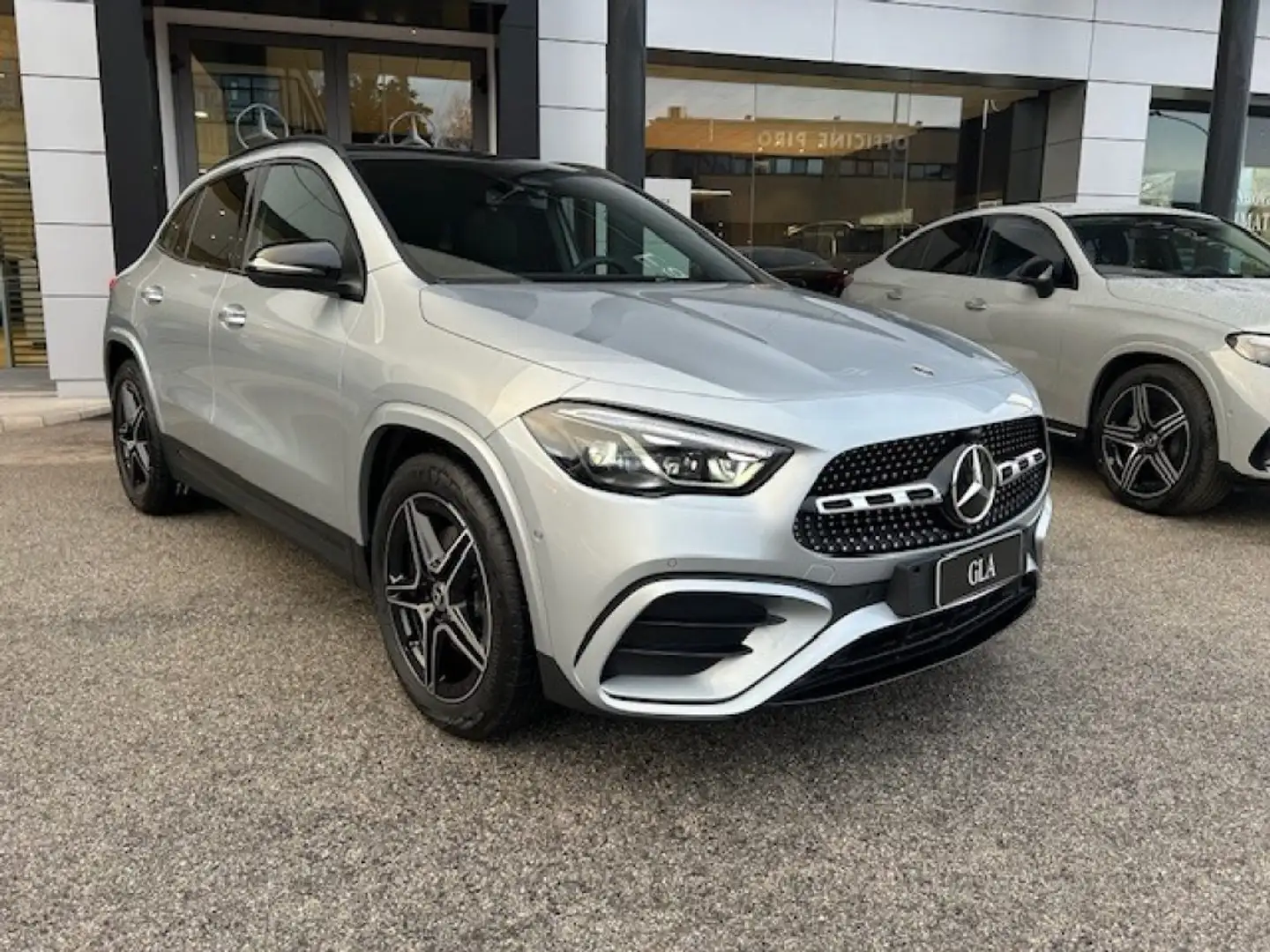 Mercedes-Benz GLA 200 d Automatic 4Matic AMG Line Advanced Plus Gris - 1