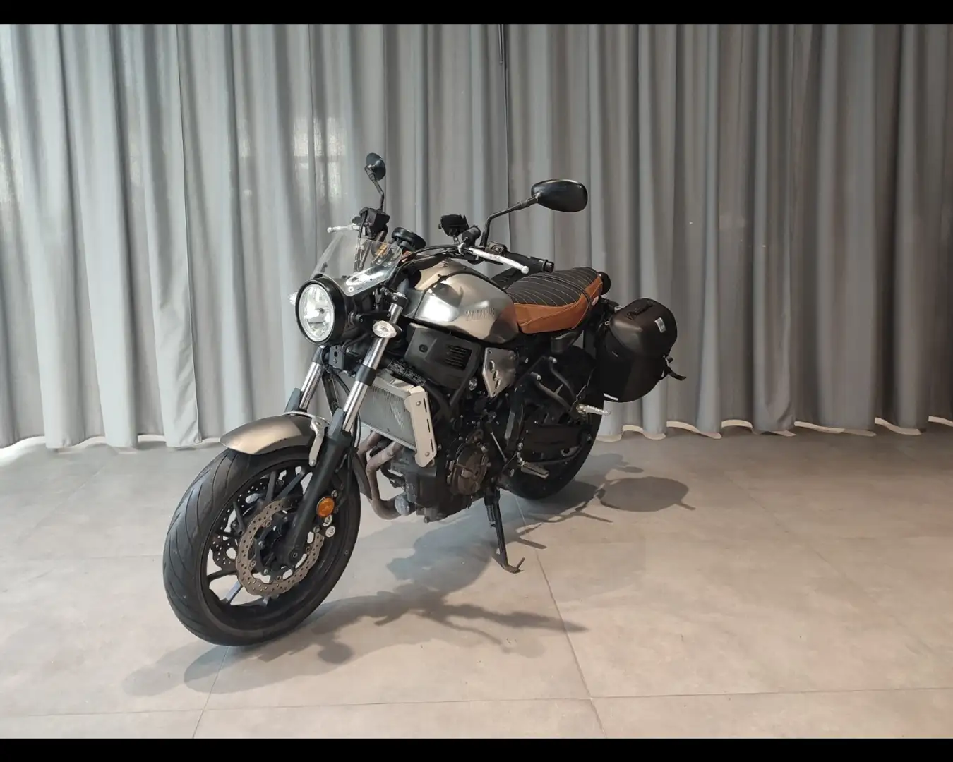 Yamaha XSR 700 ABS Plateado - 1