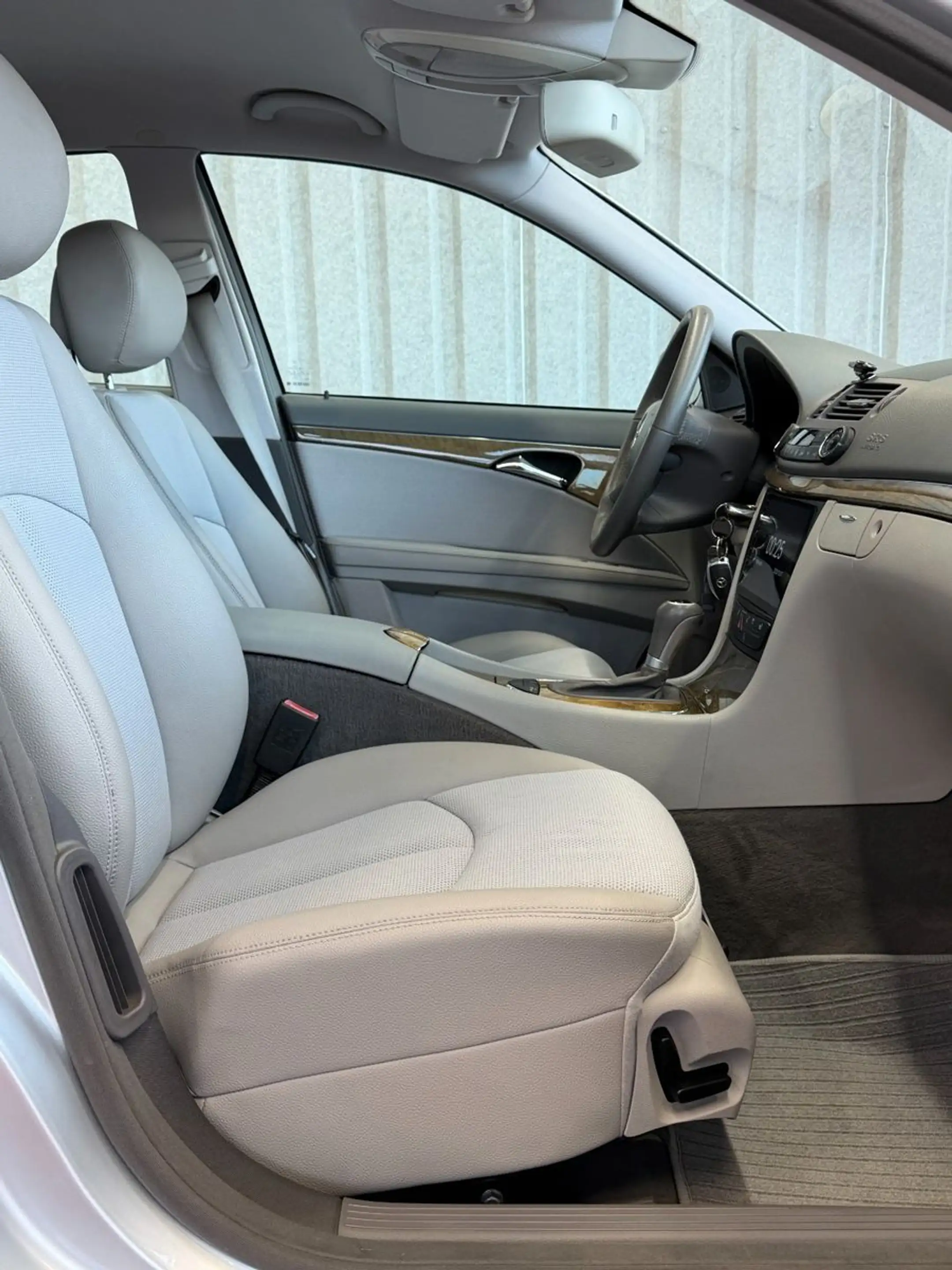 Mercedes-Benz E 350 E350 4Matic Airmatic Distronic T-Leder BiXenon — photo 15