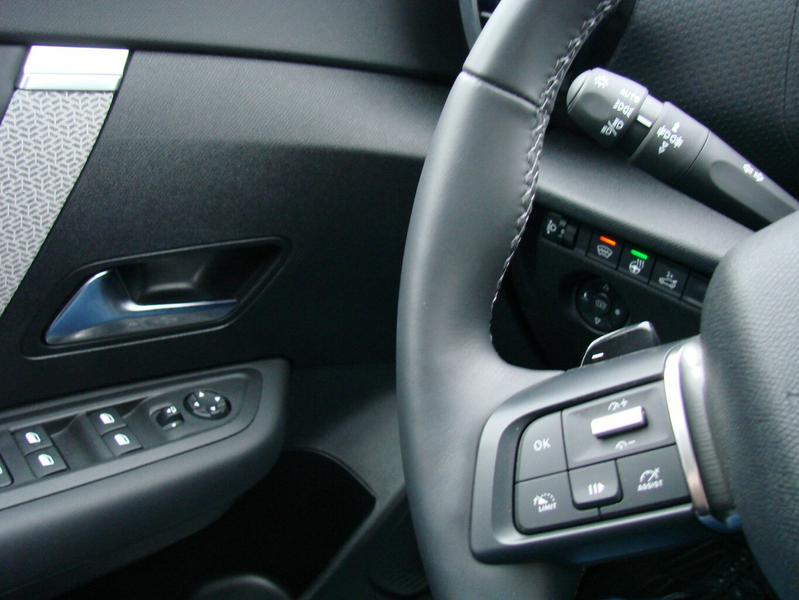 Citroen C4 X Shine 1.2 PureTech 130 HUD ACC LED — photo 9