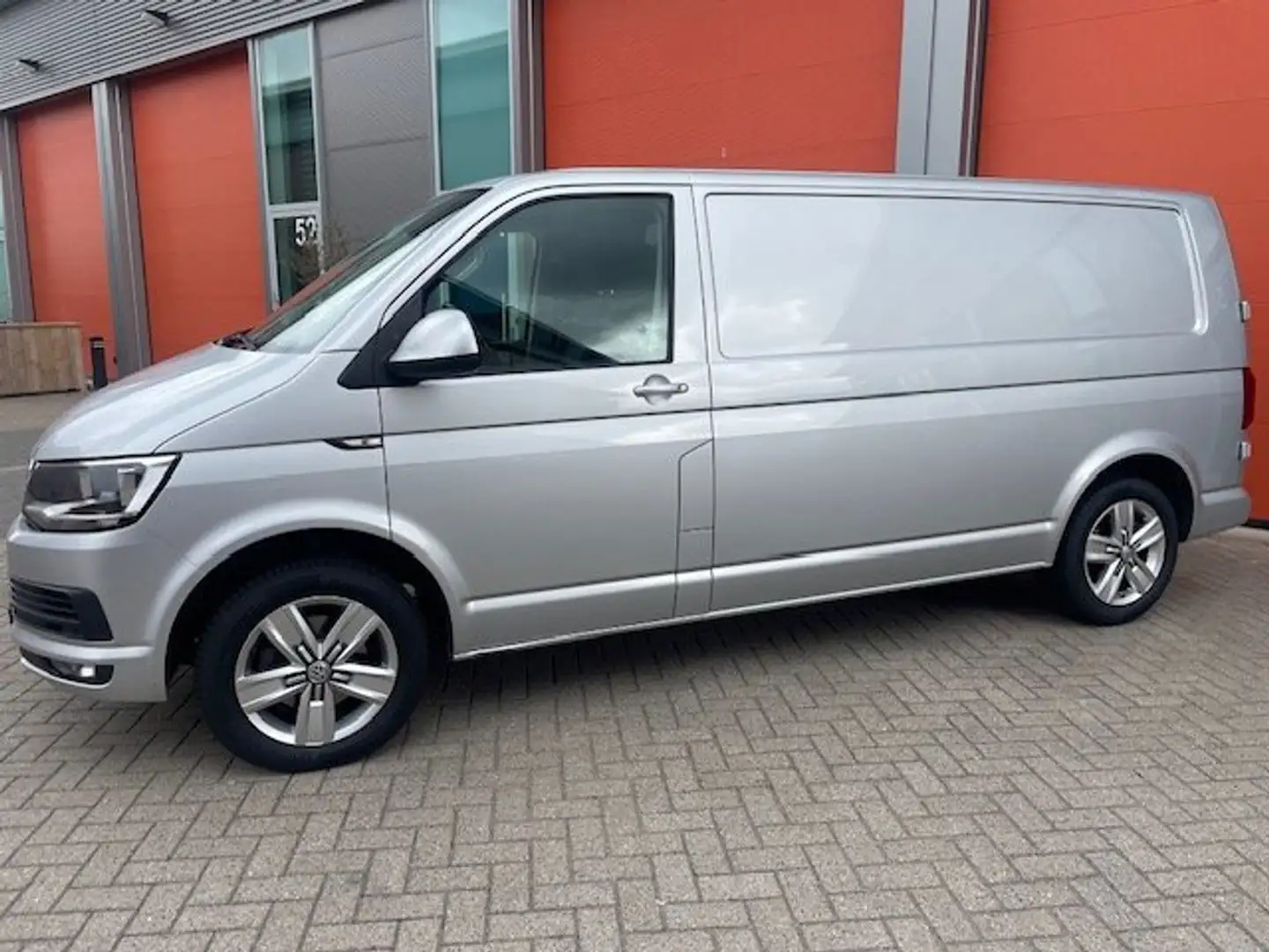 Volkswagen Transporter 2.0 TDI L2H2 Highl. Silber - 2