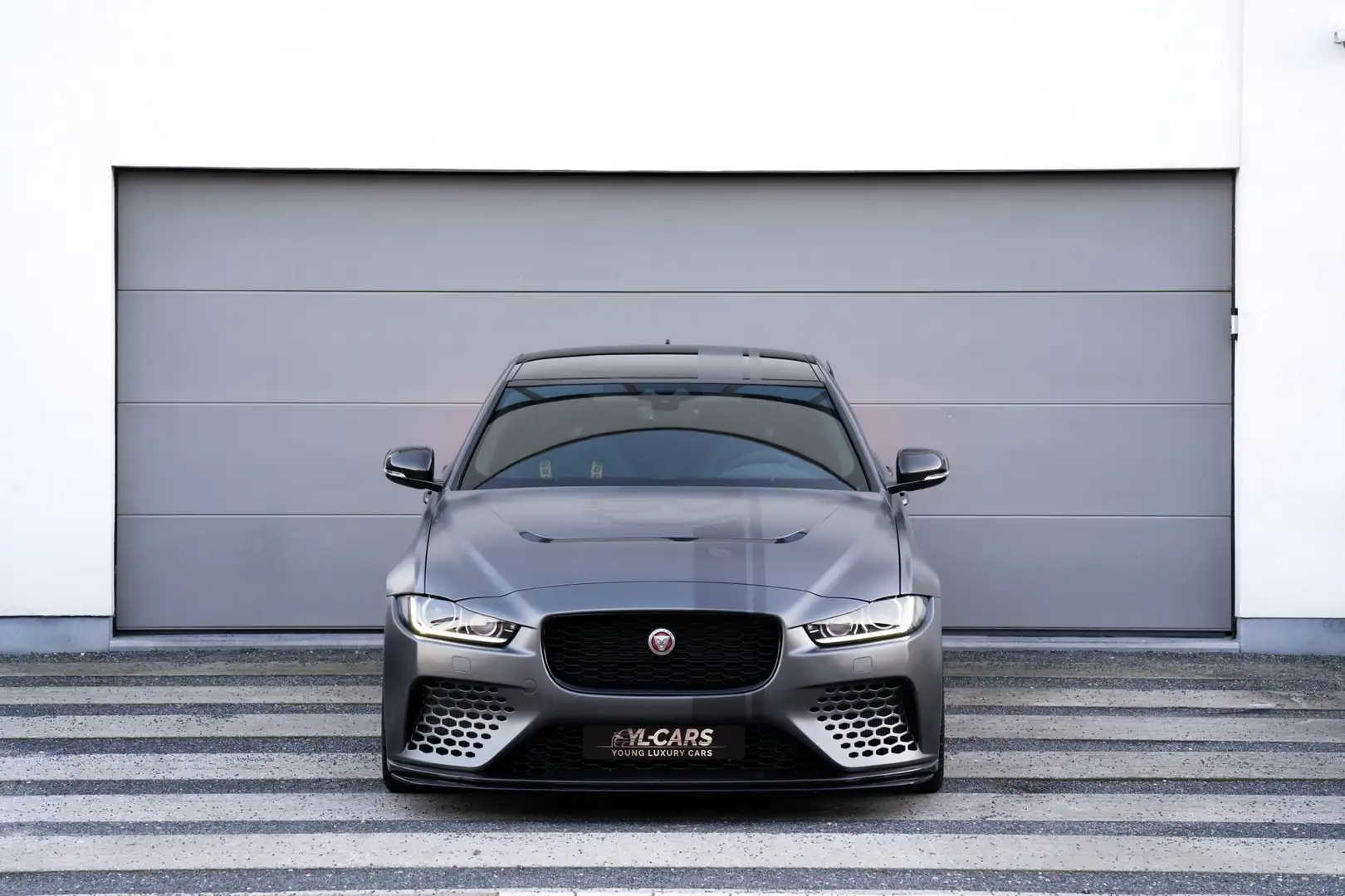 Jaguar XE SV Project 8 5.0 V8 Supercharged / Track Pack Plus Grau - 2