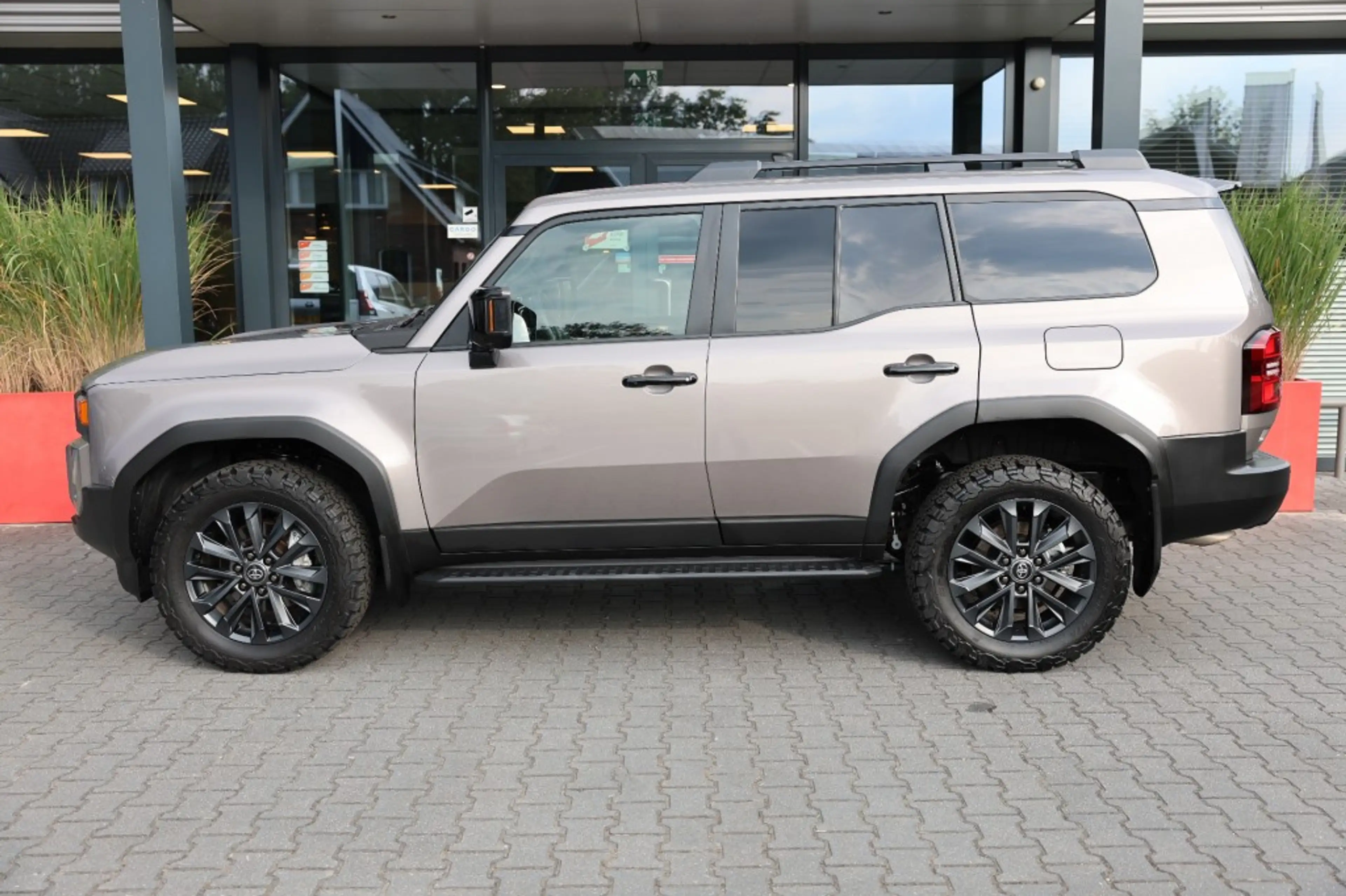 Toyota Land Cruiser 2.8 D-4D 5DRS PROFESSIONAL A/T VAN — photo 2