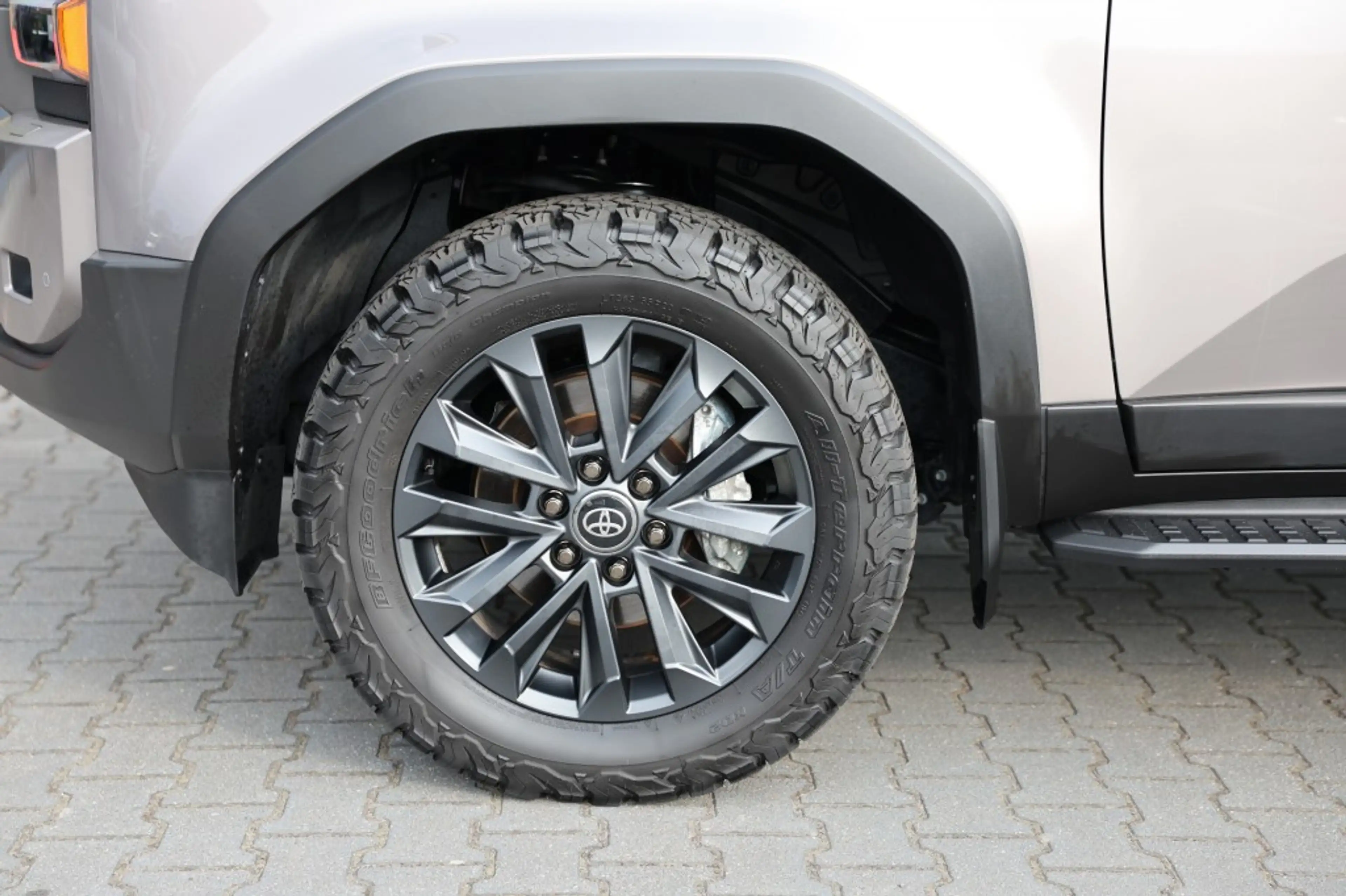 Toyota Land Cruiser 2.8 D-4D 5DRS PROFESSIONAL A/T VAN — photo 3