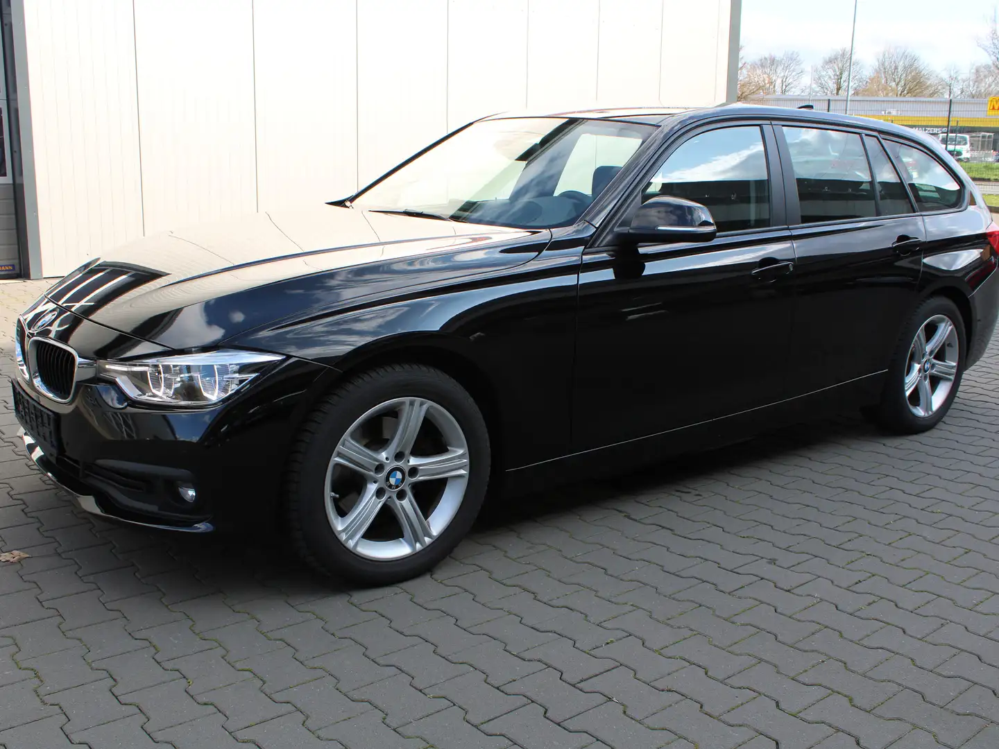 BMW 320 d Aut. LED/Navi/AHK/HeatUp/Spur und Toterw. Asist. Schwarz - 1