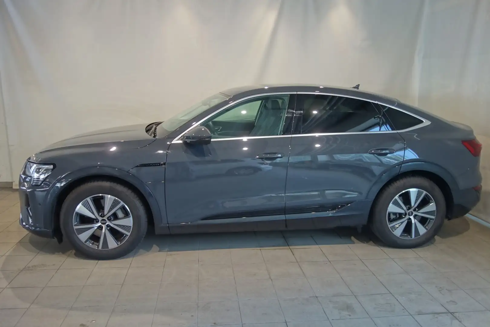 Audi Q8 55 e-tron quattro business Szary - 2