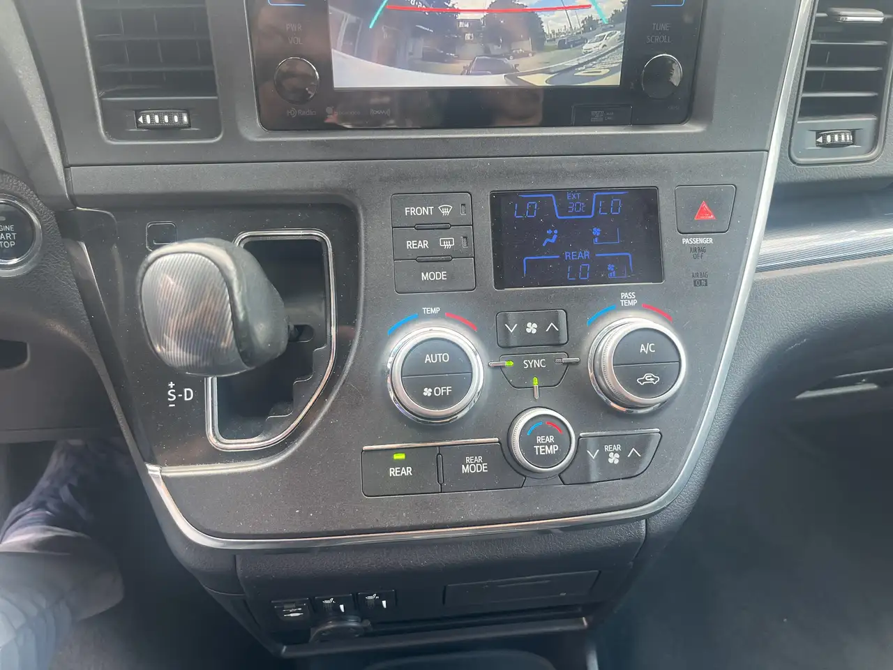 Toyota Sienna снимка Toyota Sienna