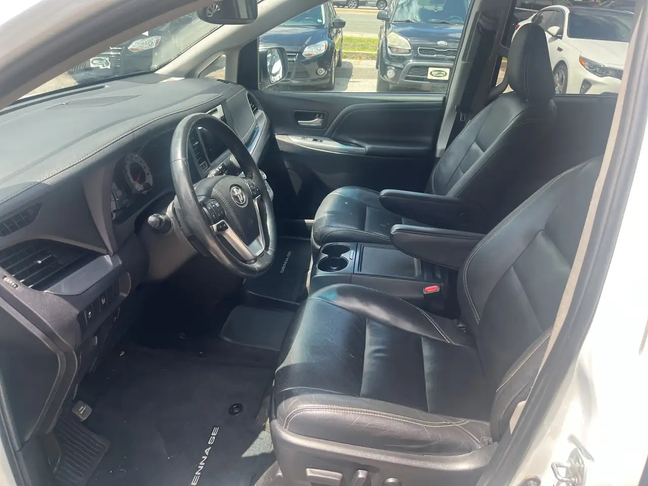 Toyota Sienna снимка Toyota Sienna