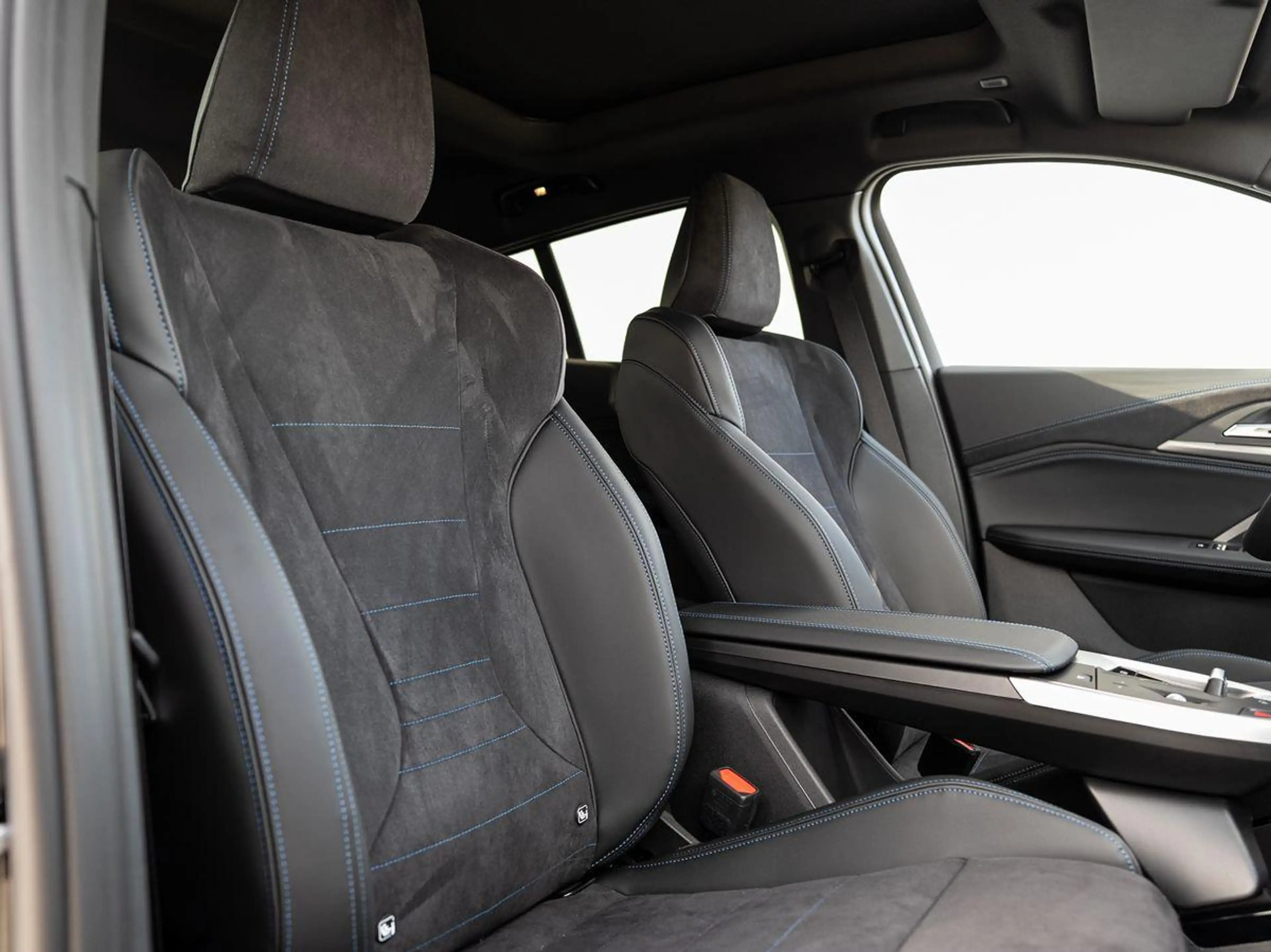 BMW X2 sDrive18d M-Sport AHK PANO KoZg AdLED AktSitz — photo 13