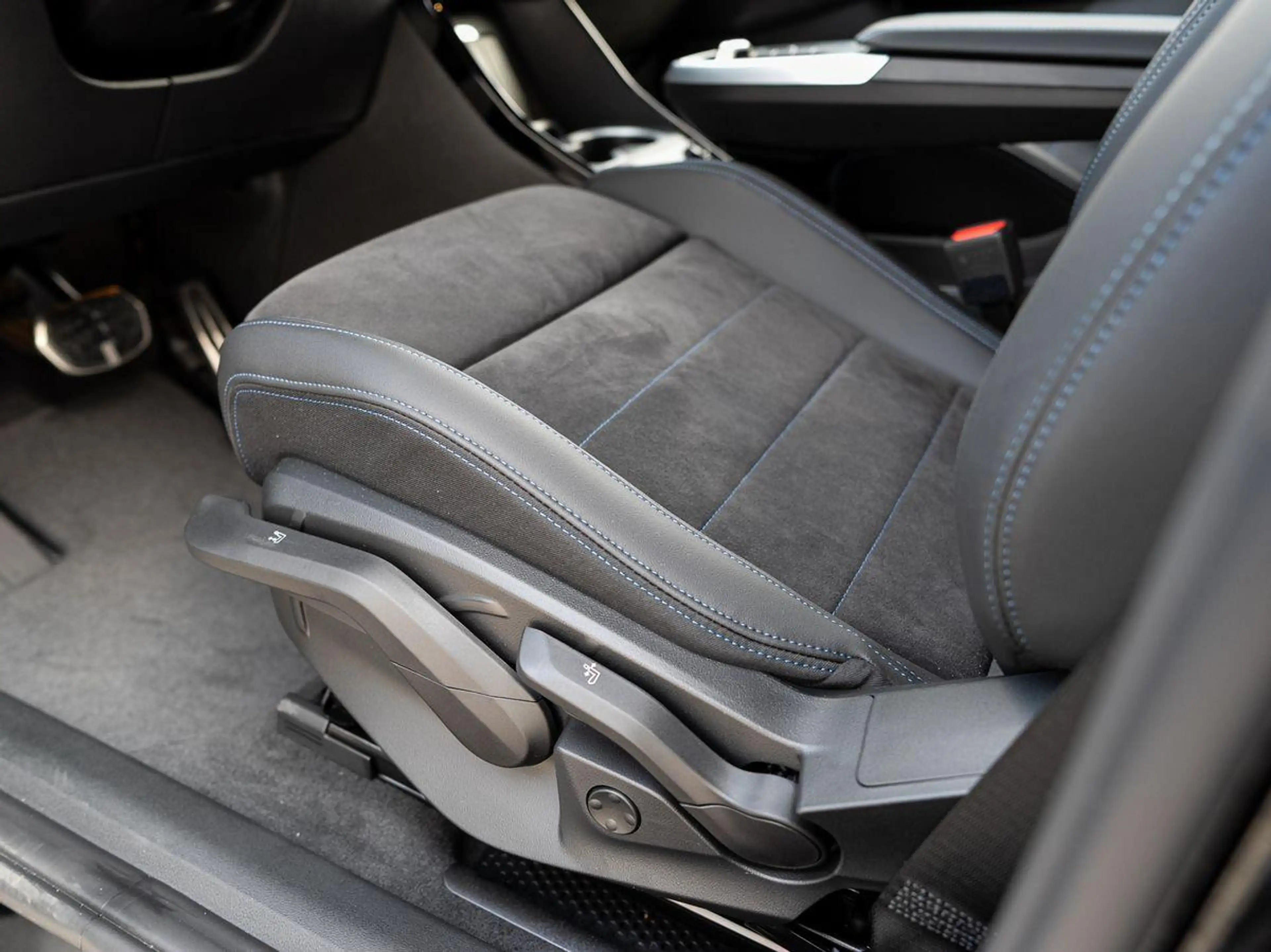 BMW X2 sDrive18d M-Sport AHK PANO KoZg AdLED AktSitz — photo 8