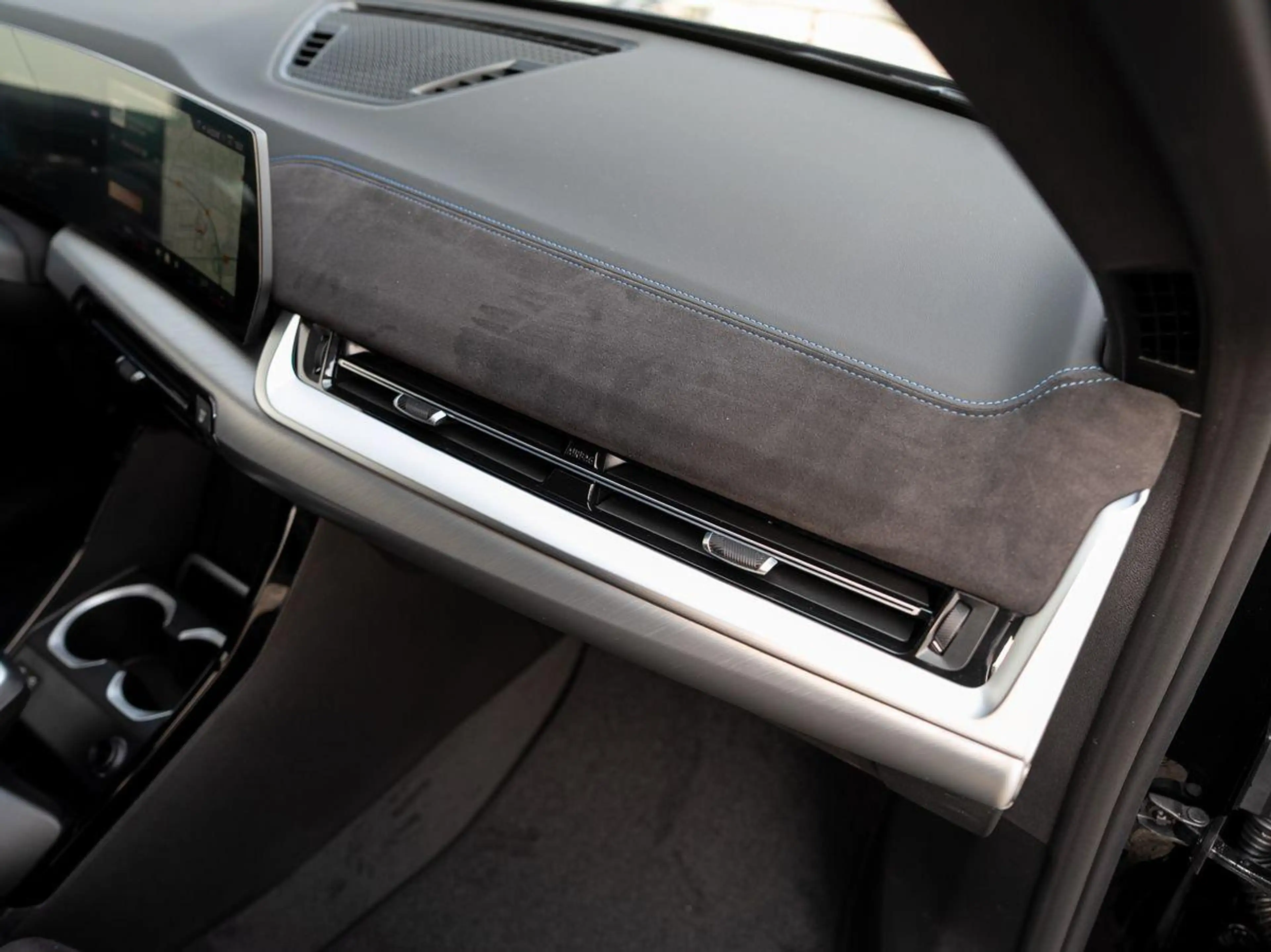 BMW X2 sDrive18d M-Sport AHK PANO KoZg AdLED AktSitz — photo 11
