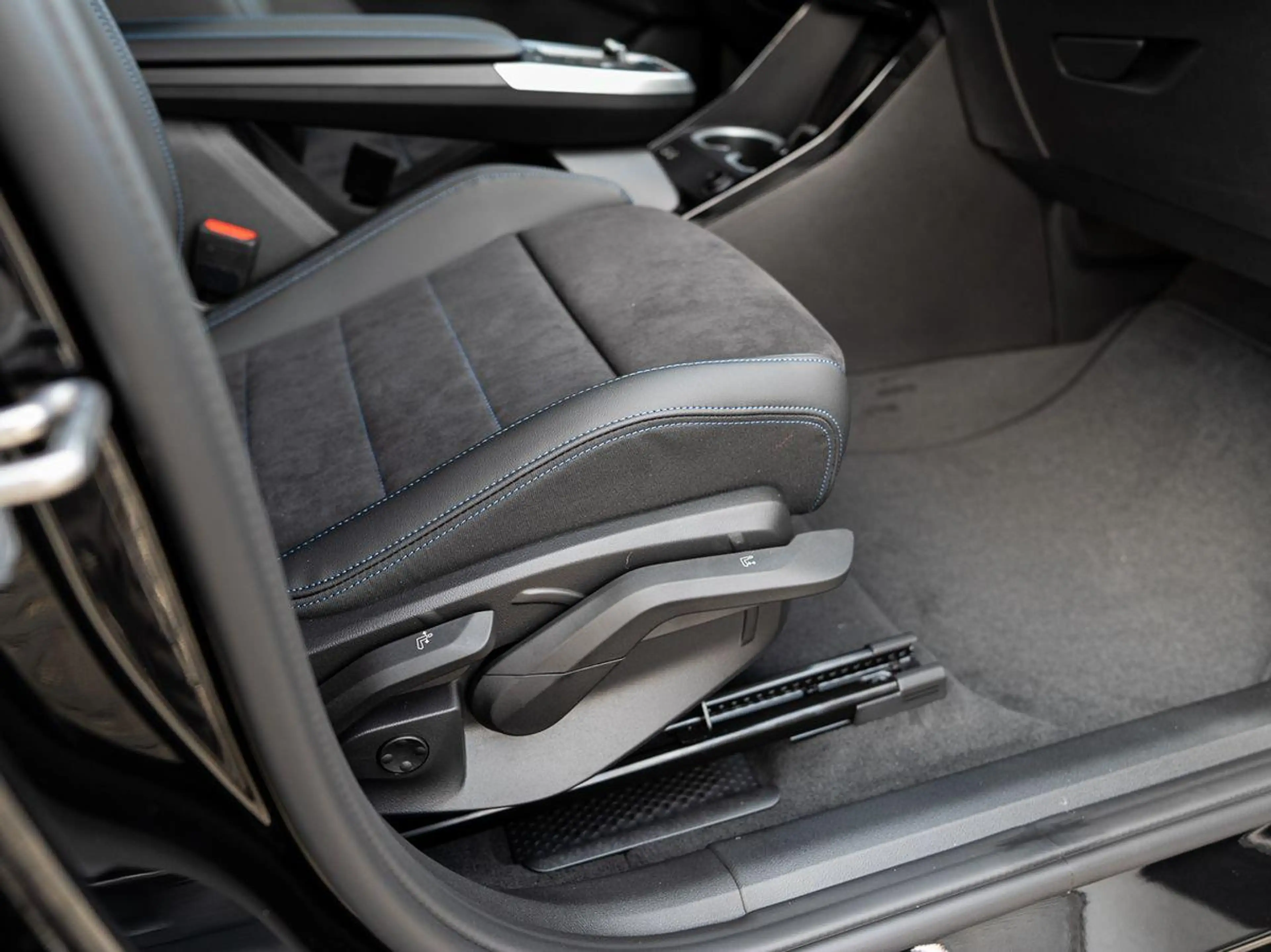 BMW X2 sDrive18d M-Sport AHK PANO KoZg AdLED AktSitz — photo 12