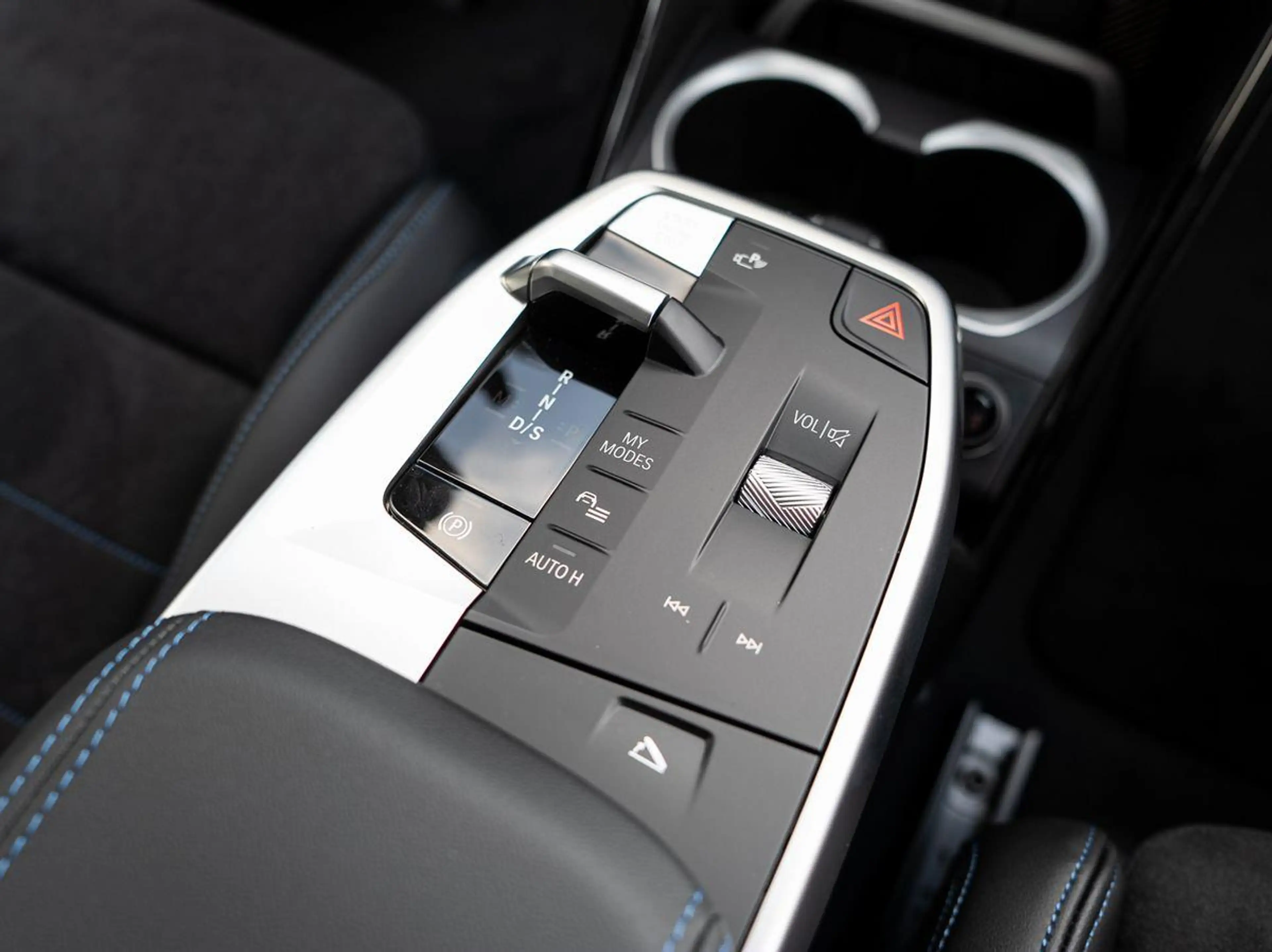 BMW X2 sDrive18d M-Sport AHK PANO KoZg AdLED AktSitz — photo 14