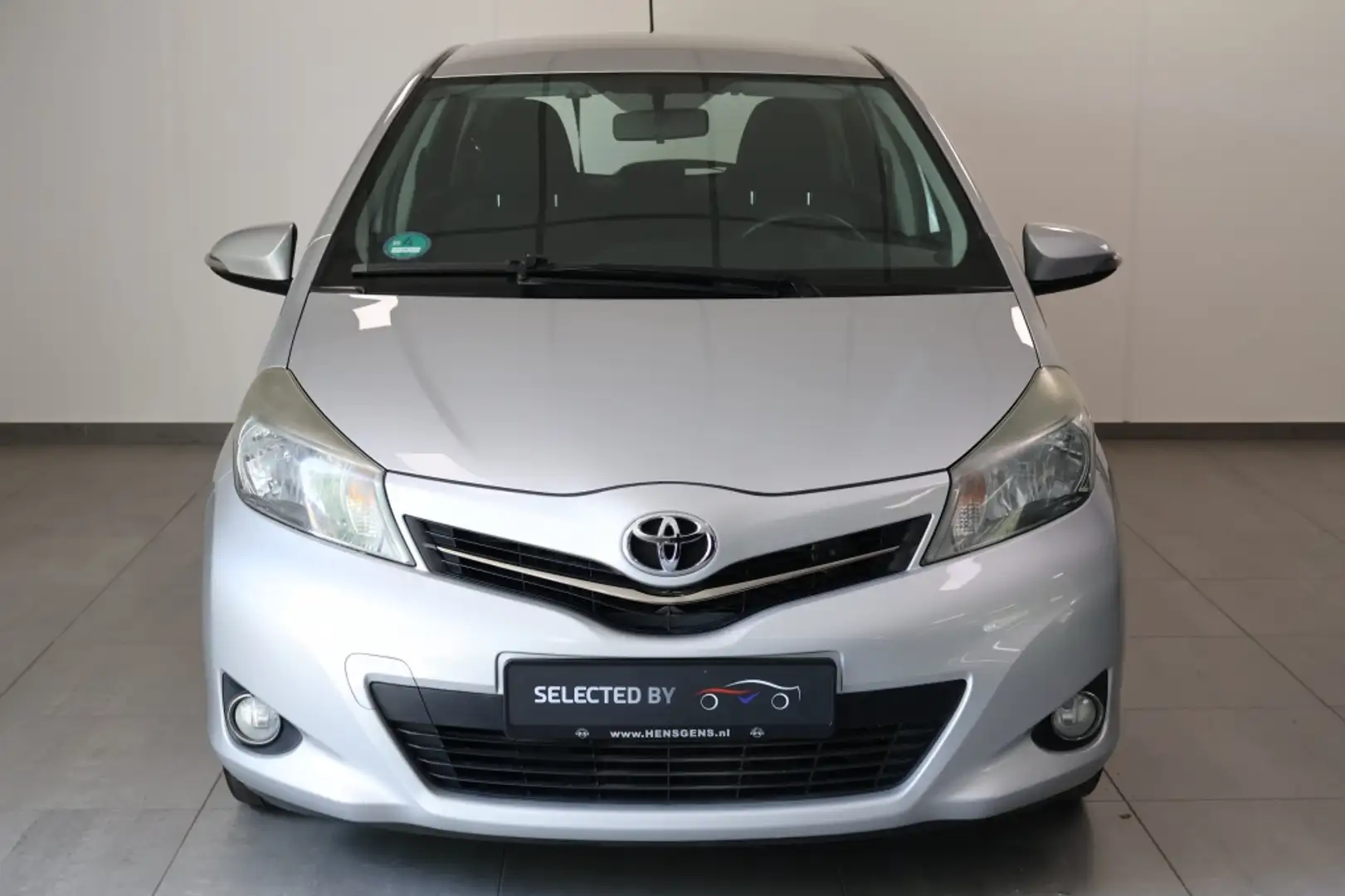 Toyota Yaris 1.3 VVT-i Dynamic Grijs - 2
