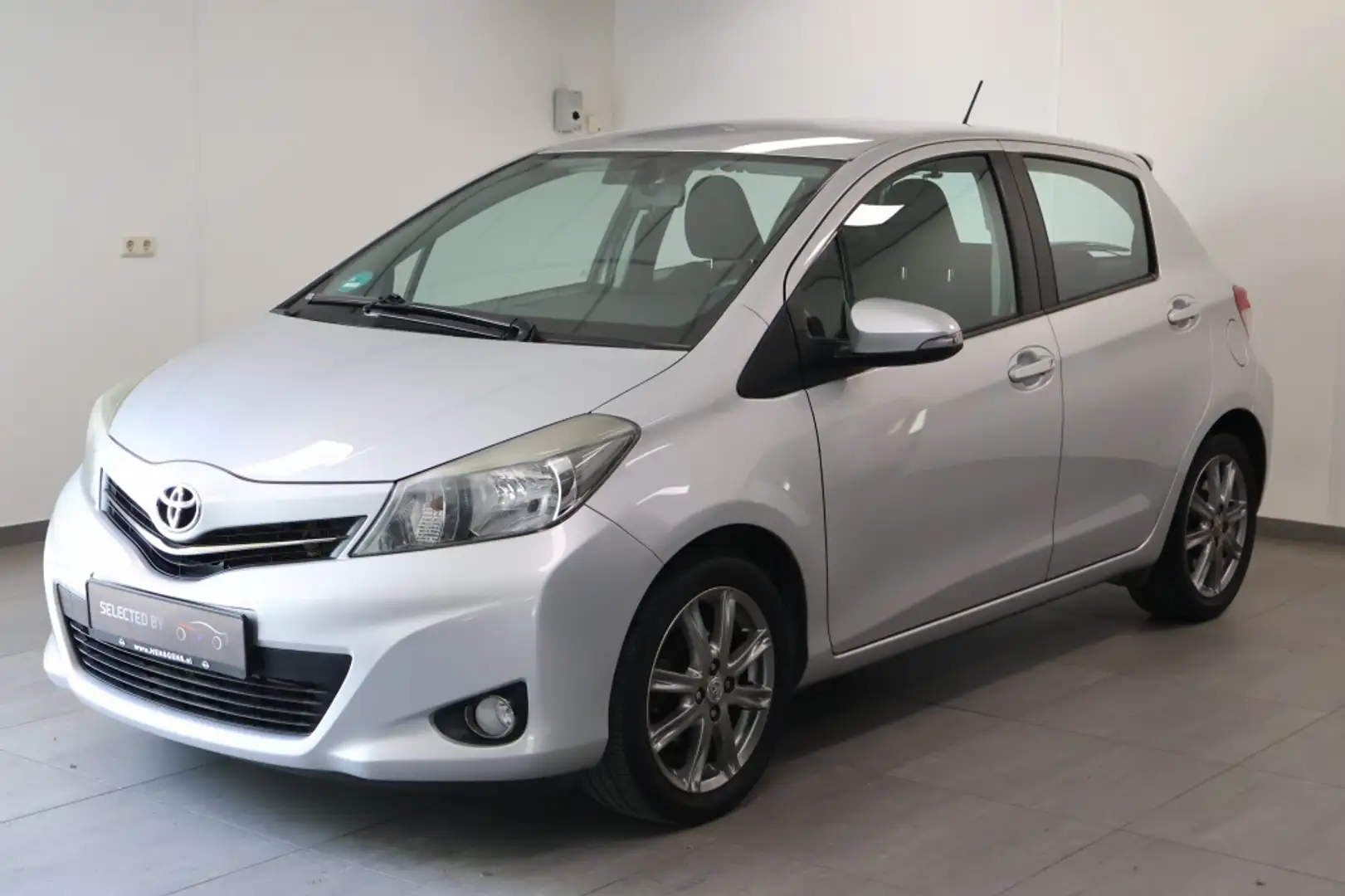 Toyota Yaris 1.3 VVT-i Dynamic Grijs - 1