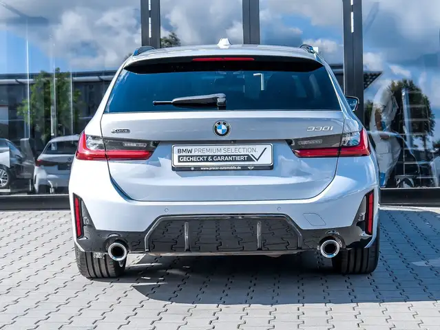 BMW 3 Series view 11