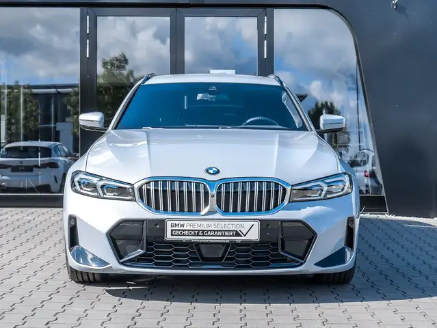 BMW 3 Series view 8