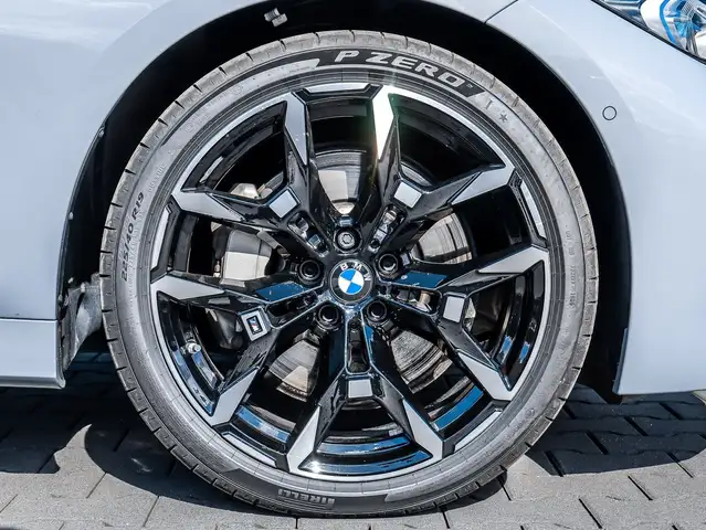 BMW 3 Series view 4