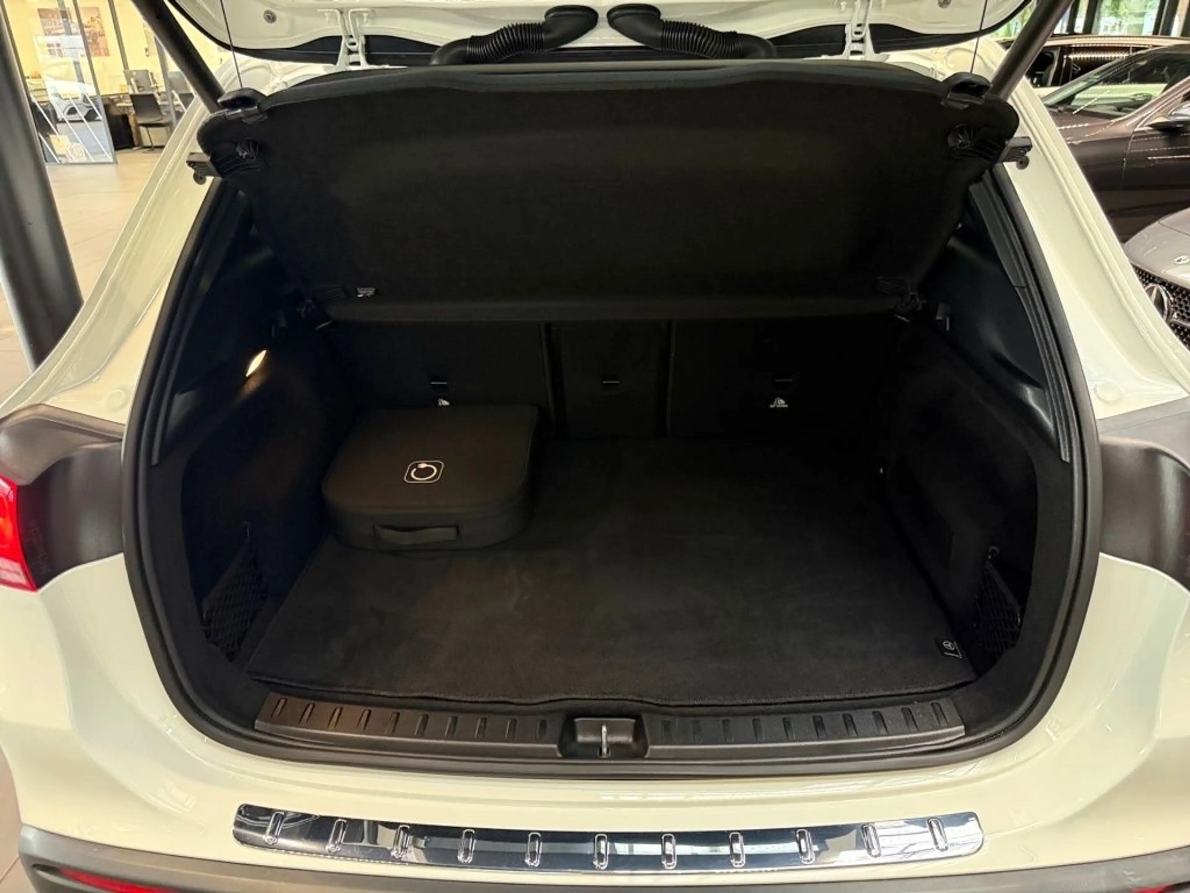 Mercedes-Benz EQA 250+ AMG+NIGHT+PANO+BURMESTER+KAMERA+DISTR. — photo 8