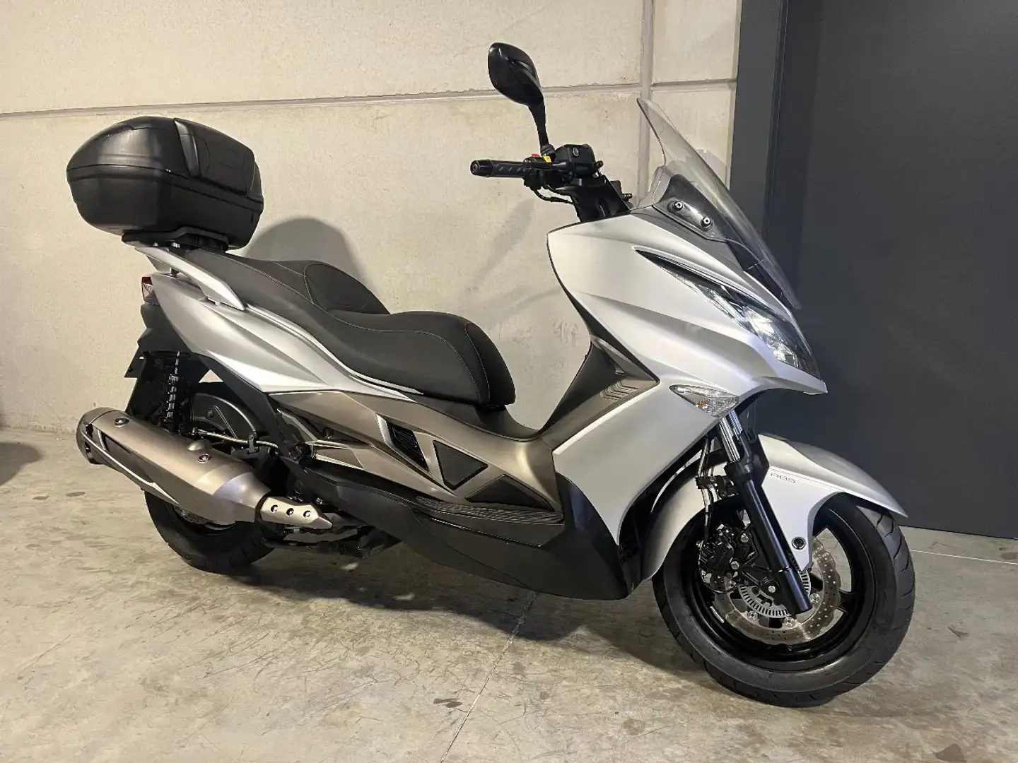 Kawasaki J300 luxescooter met topcase - 1