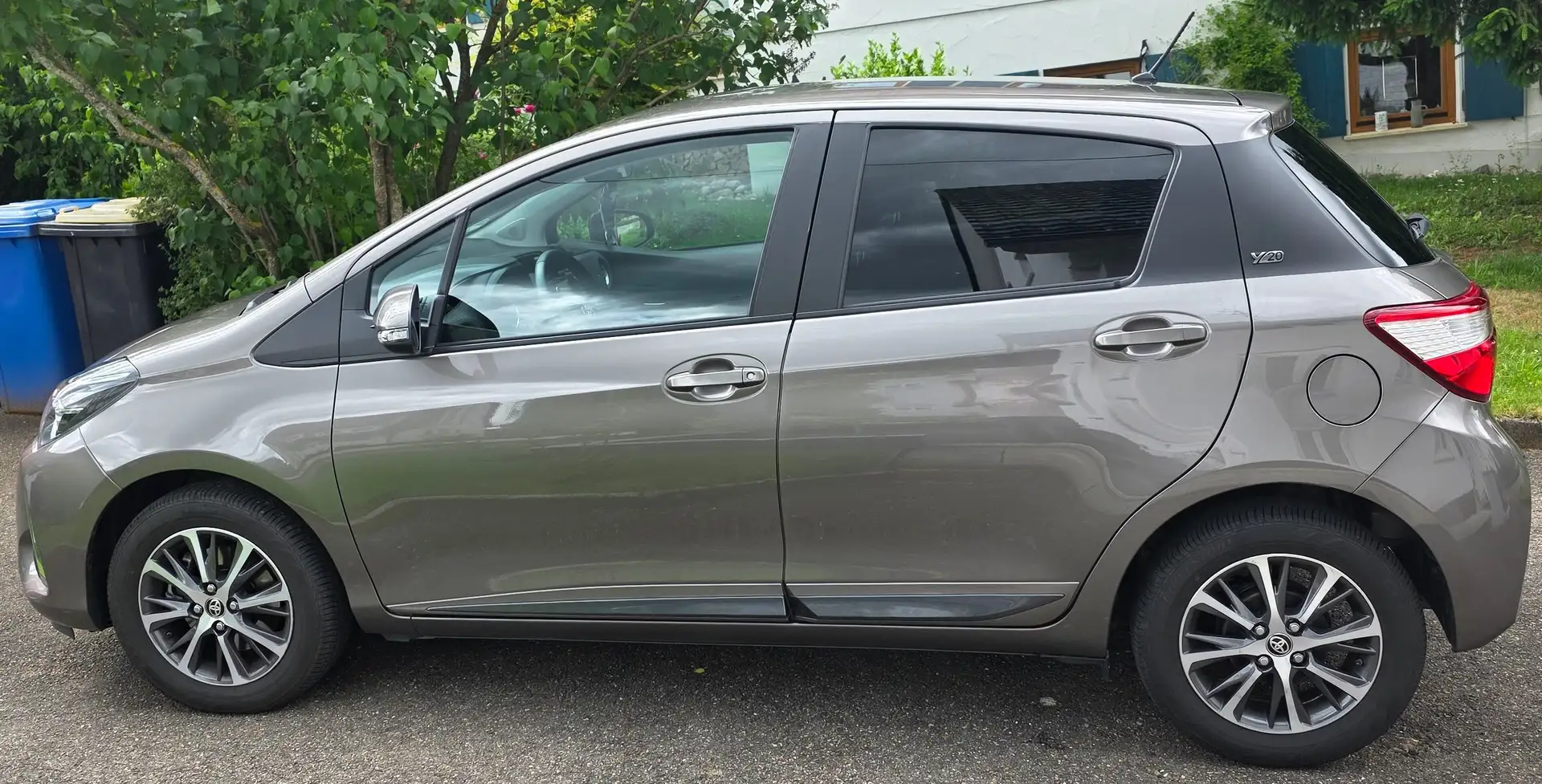 Toyota Yaris Yaris 1,5-Dual-VVT-iE Grau - 2