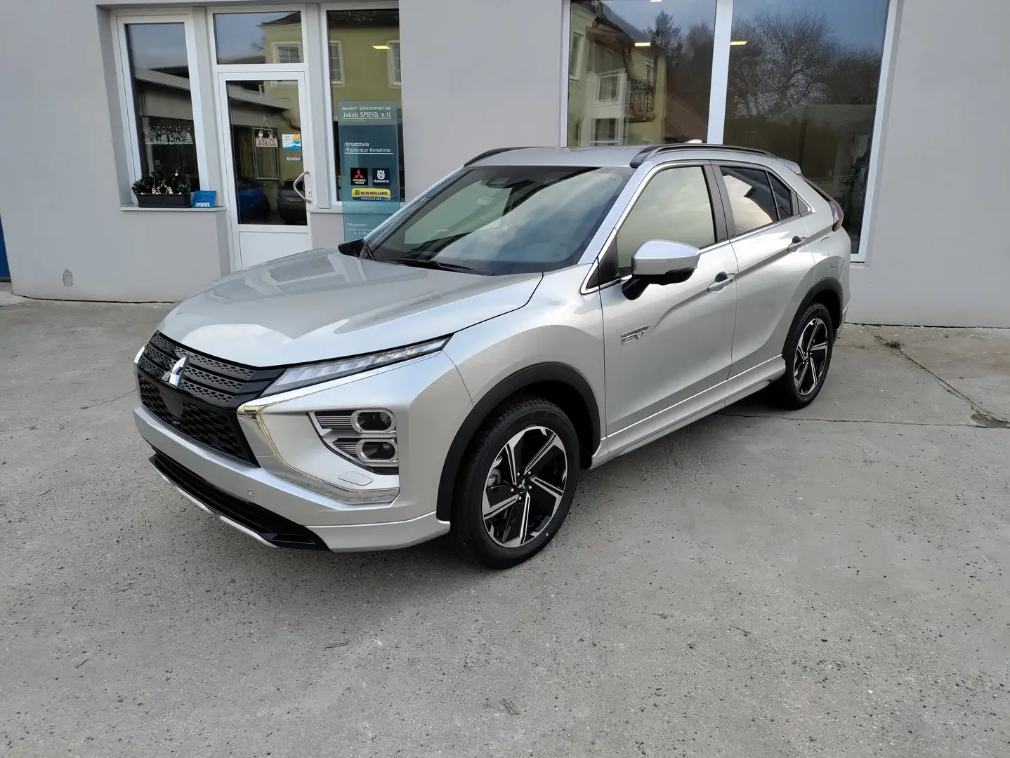 Mitsubishi Eclipse Cross Eclipse Cross 2,4 PHEV 4WD Aut. Diamond Silber - 1