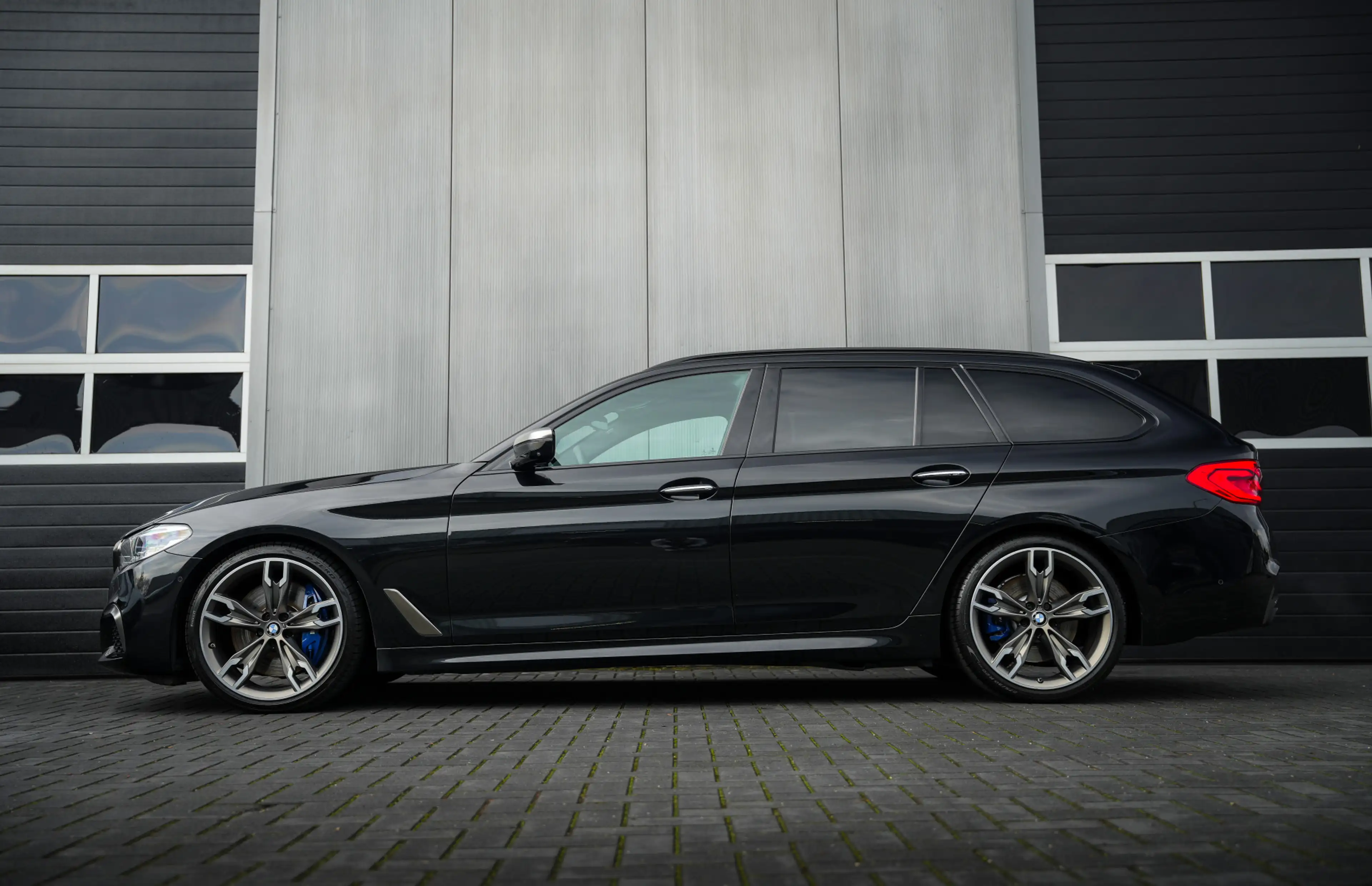 BMW M550 5-serie Touring M550d 400pk xDrive High Executive — photo 2