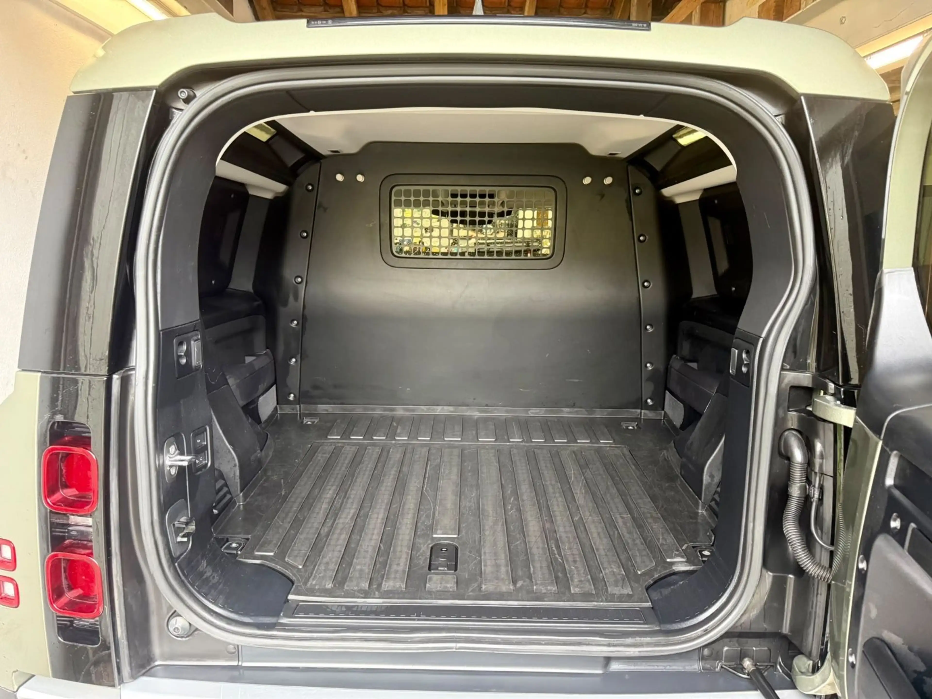 Land Rover Defender 90 Hard Top - Recaro - AHK — photo 11