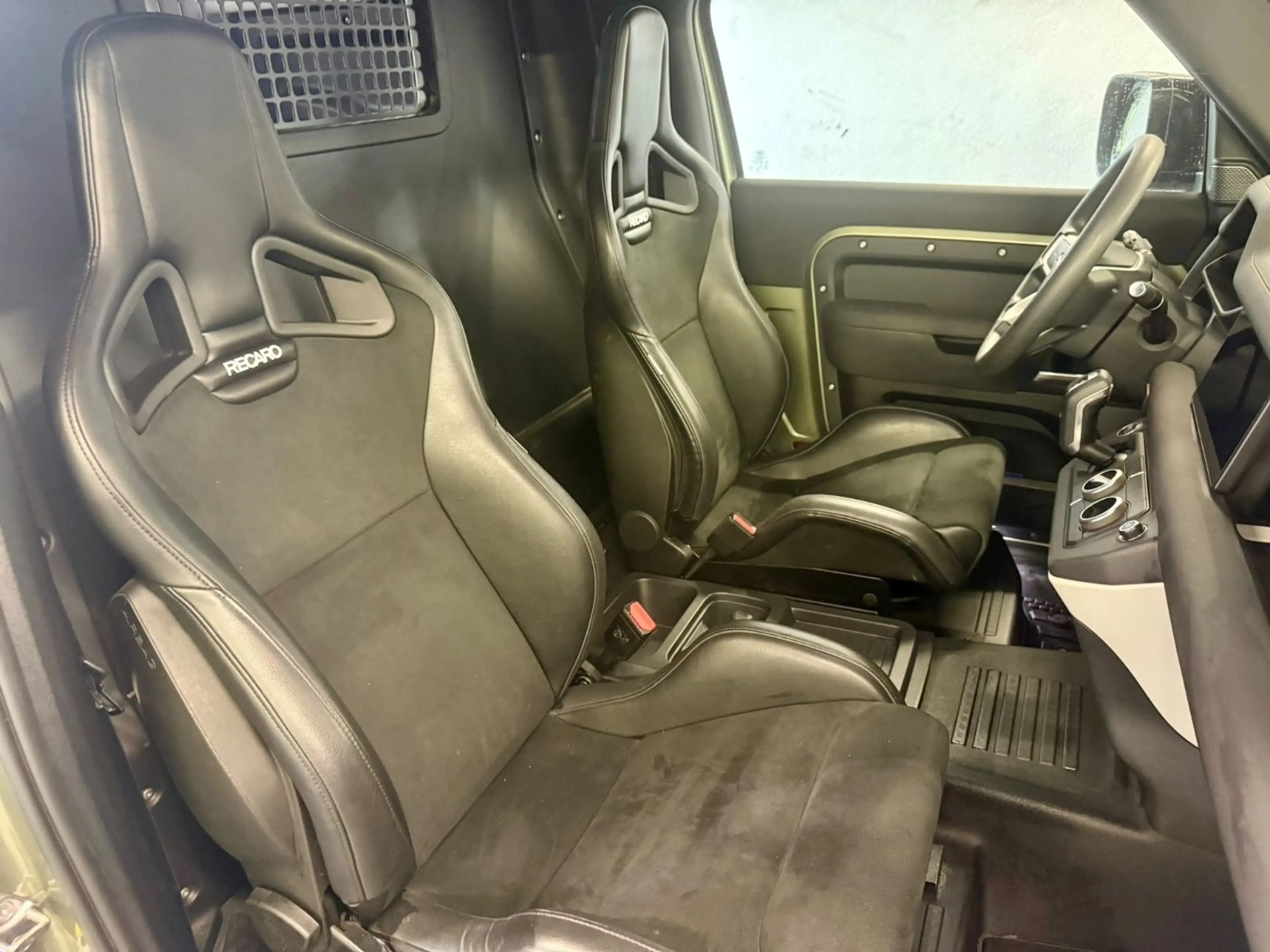 Land Rover Defender 90 Hard Top - Recaro - AHK — photo 12