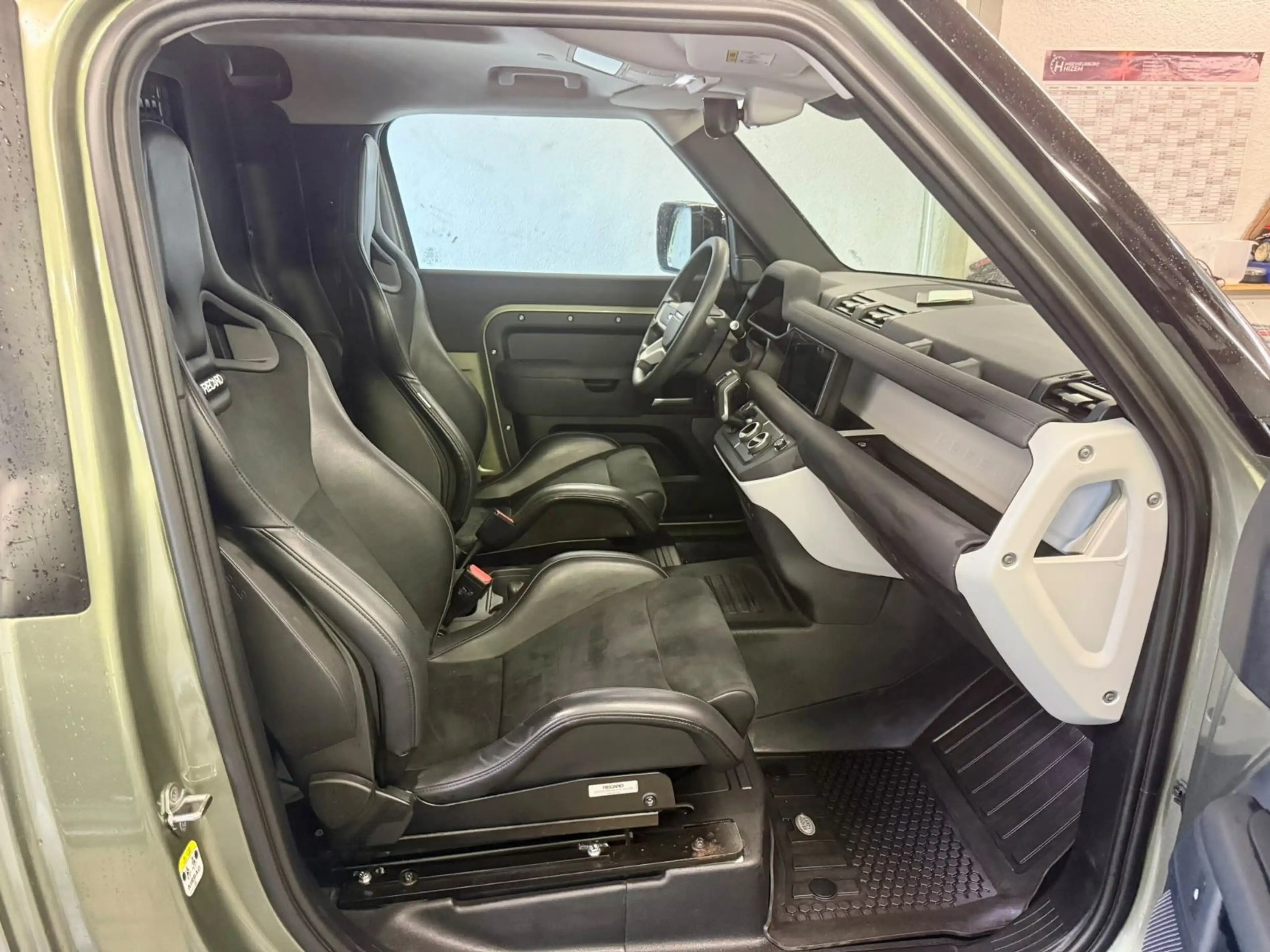 Land Rover Defender 90 Hard Top - Recaro - AHK — photo 13