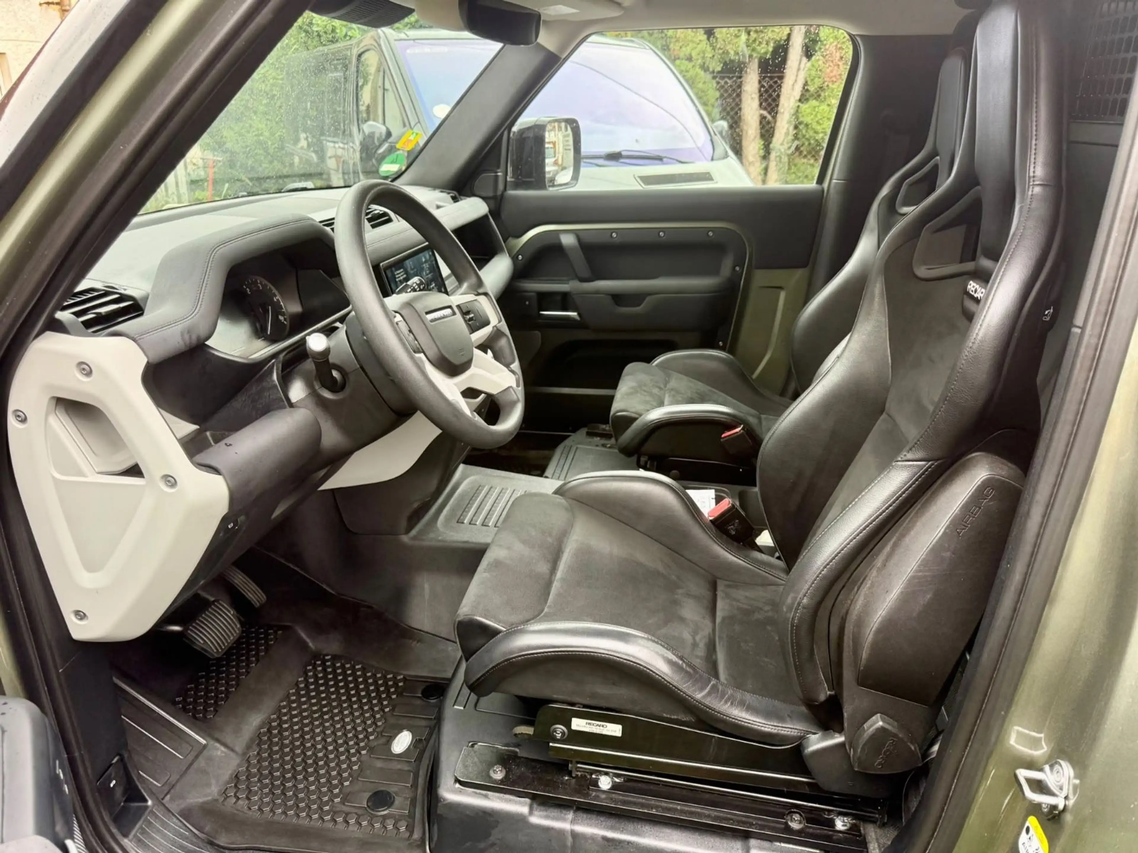 Land Rover Defender 90 Hard Top - Recaro - AHK — photo 8