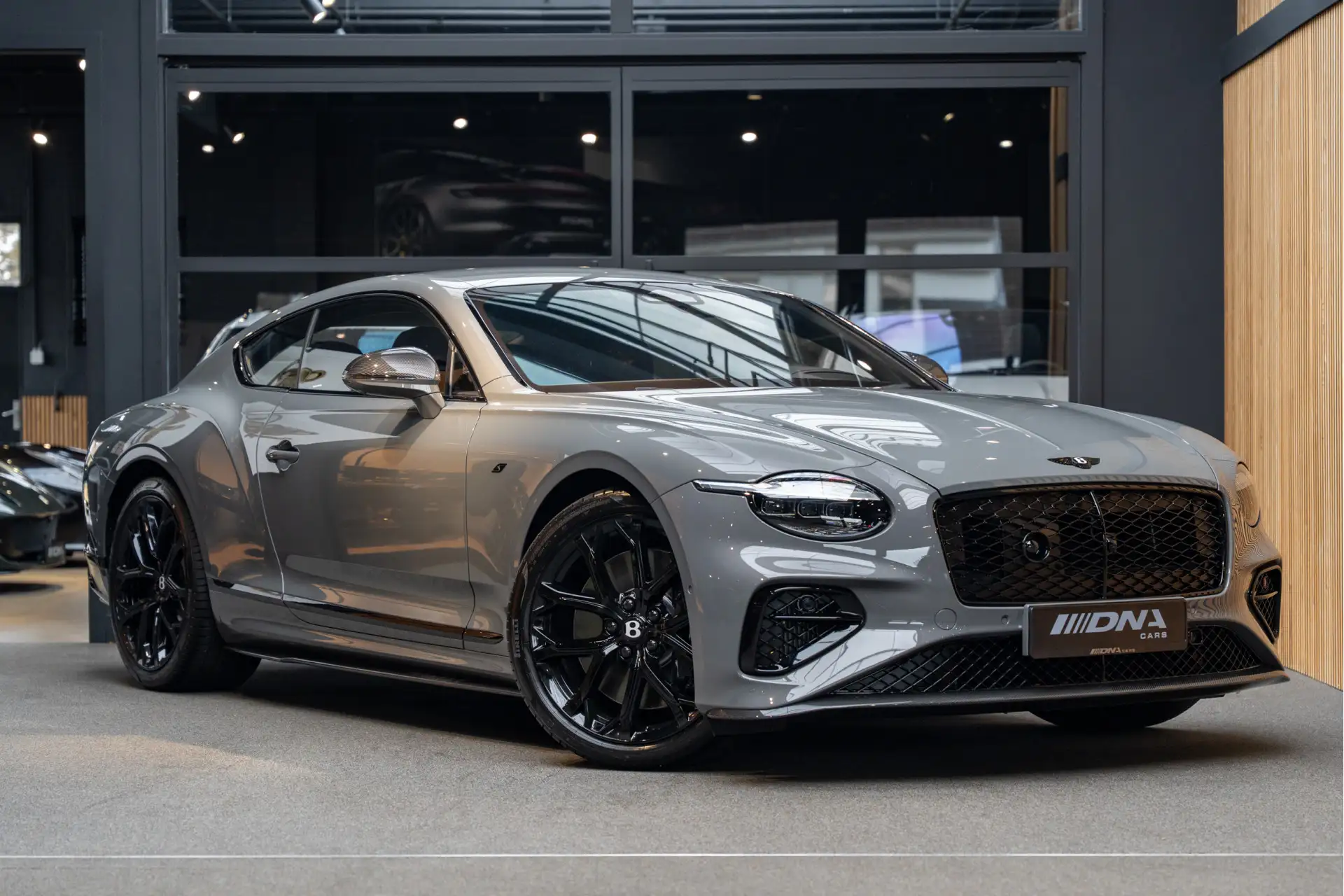 벤틀리 컨티넨탈 4.0 V8 Plug-in Hybrid 2026 실버 사진 1
